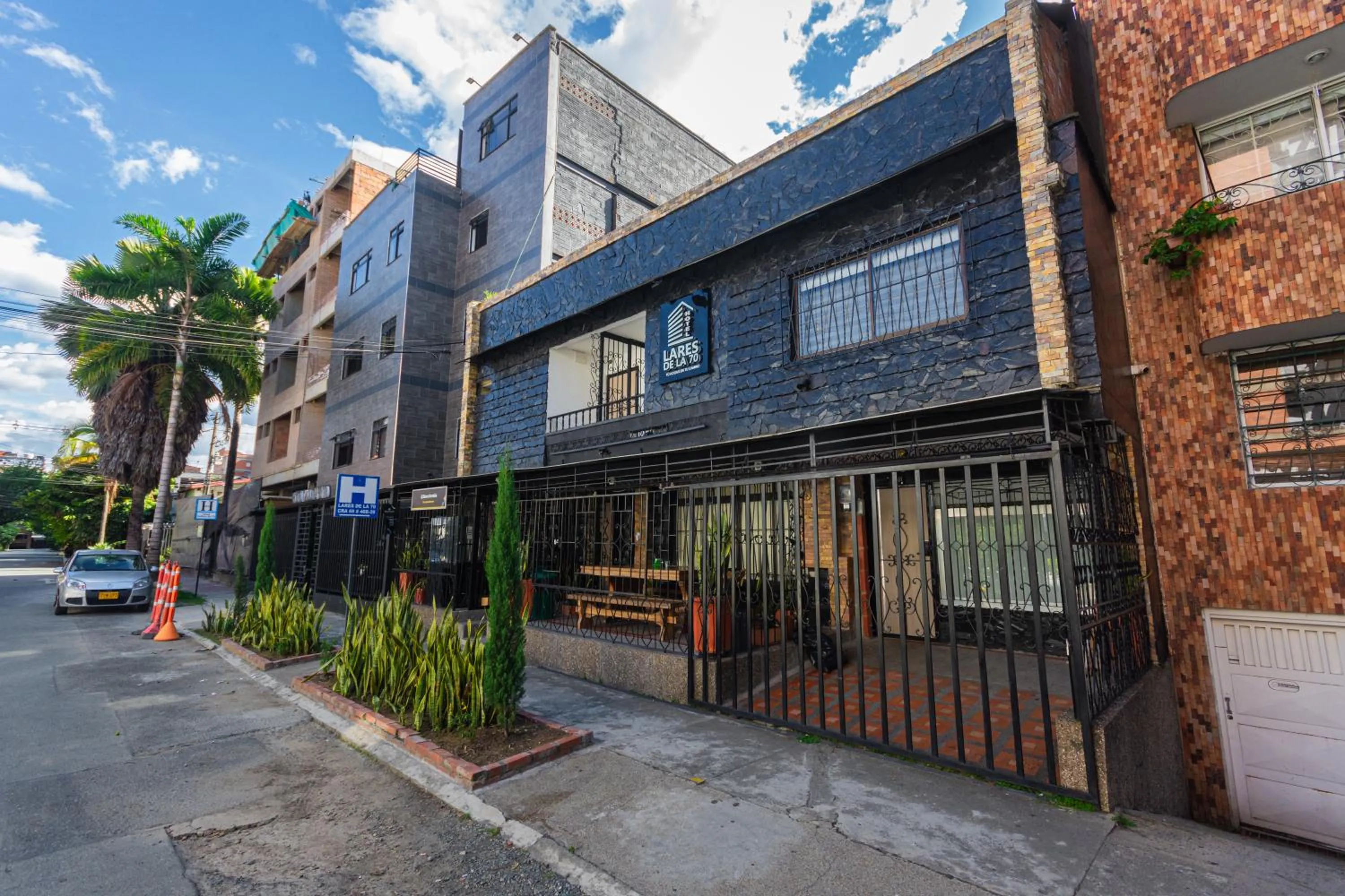 Property building in Hotel Lares 70 Laureles