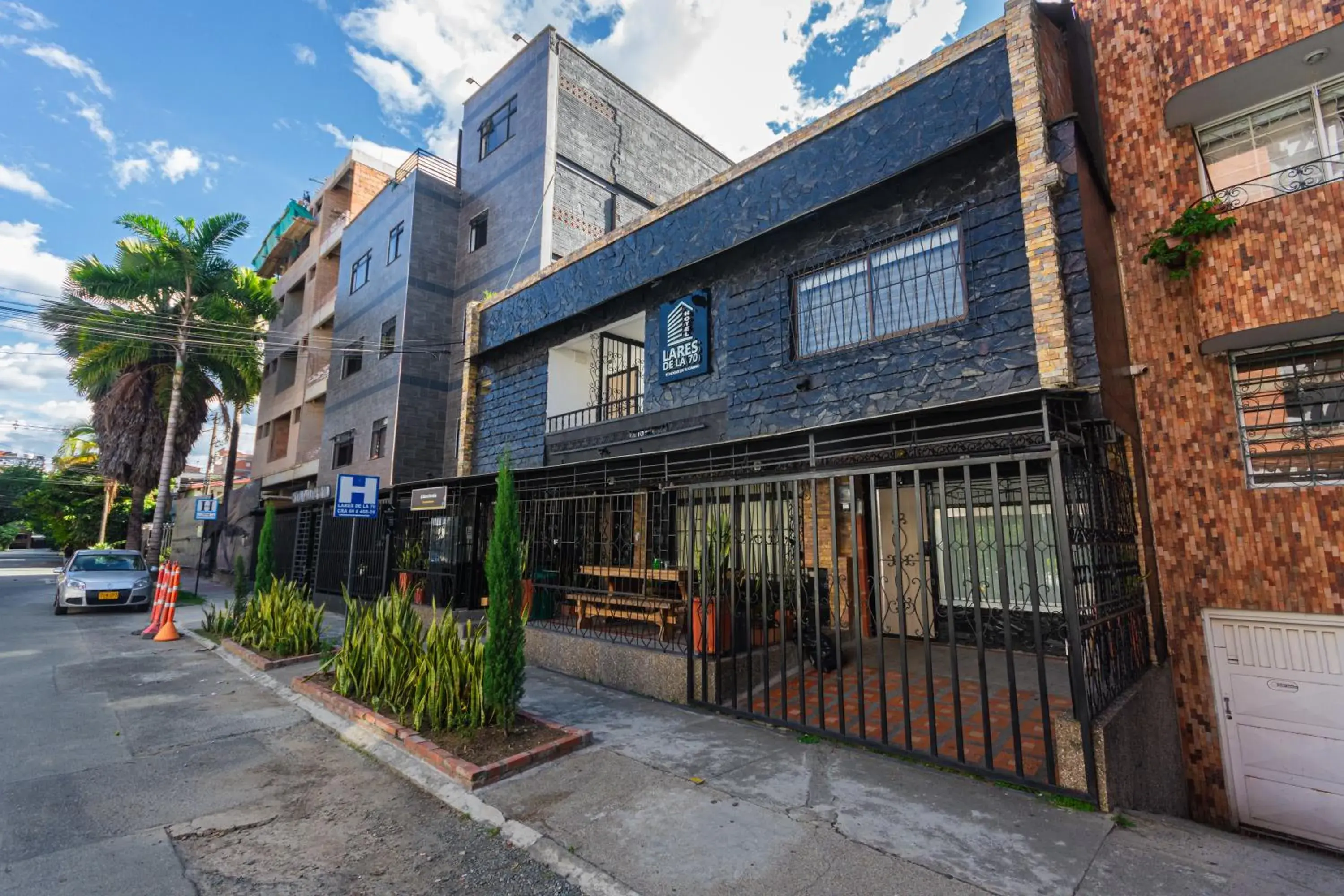 Property building in Hotel Lares 70 Laureles Property building in Hotel Lares 70 Laureles