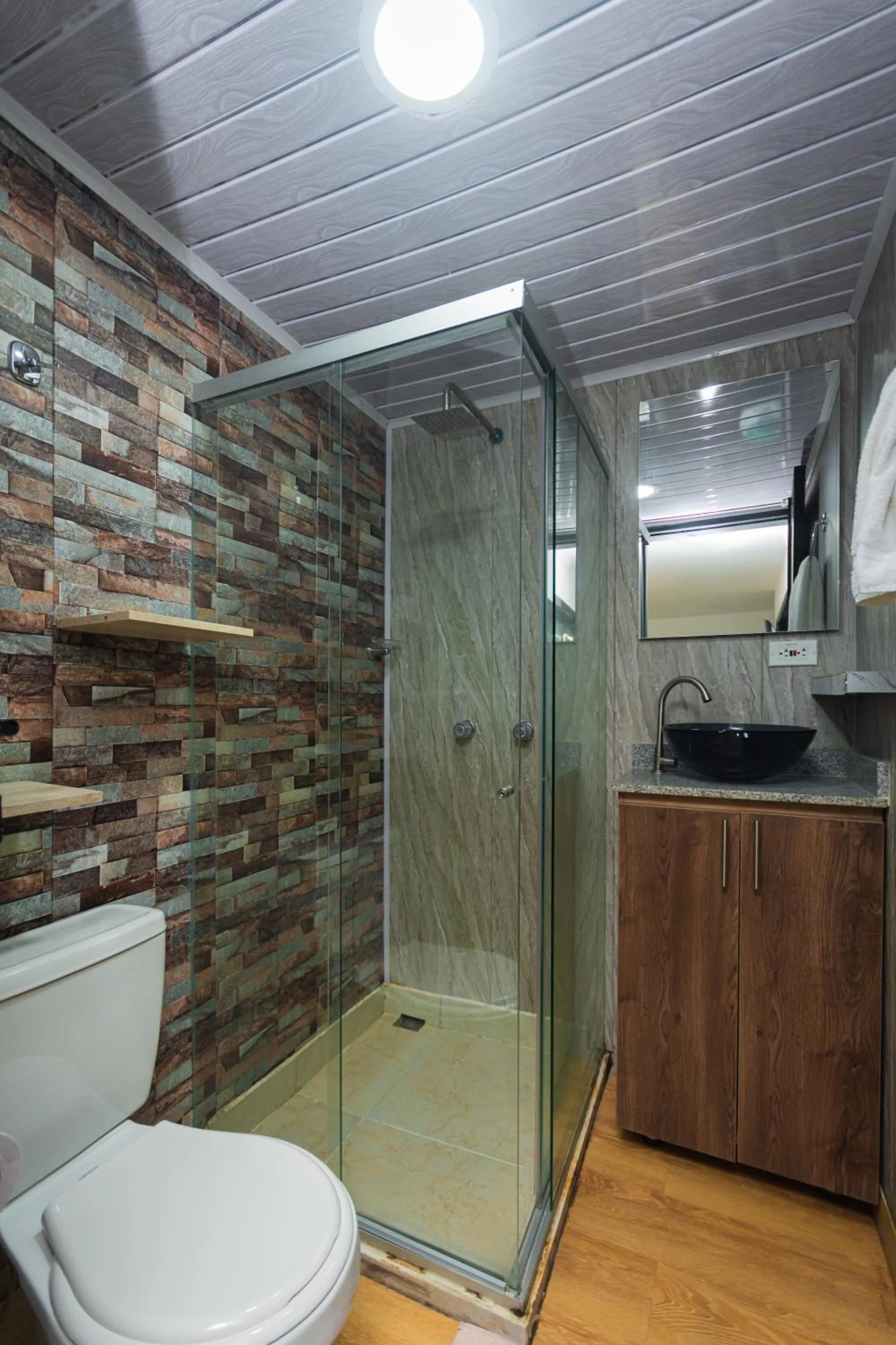 Shower in Hotel Lares 70 Laureles