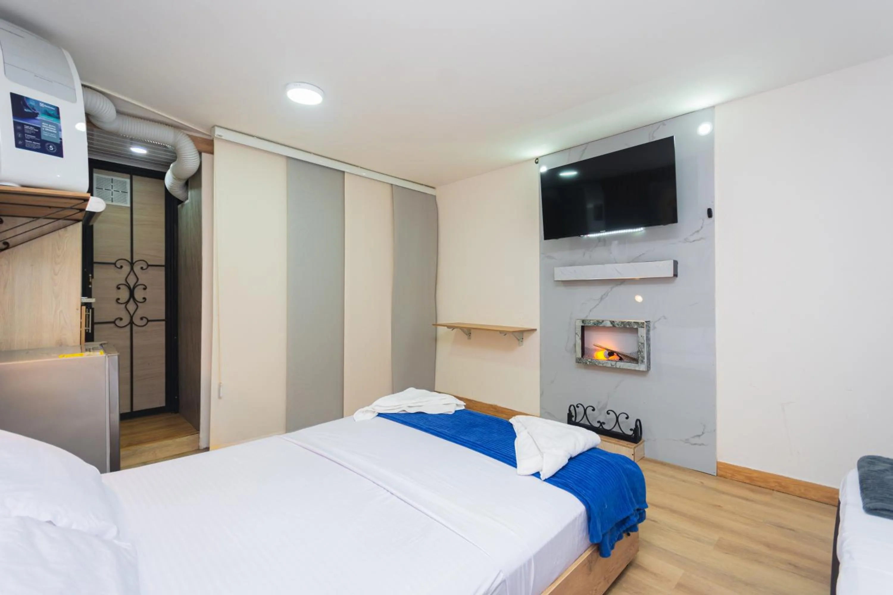 Photo of the whole room, Bed in Hotel Lares 70 Laureles