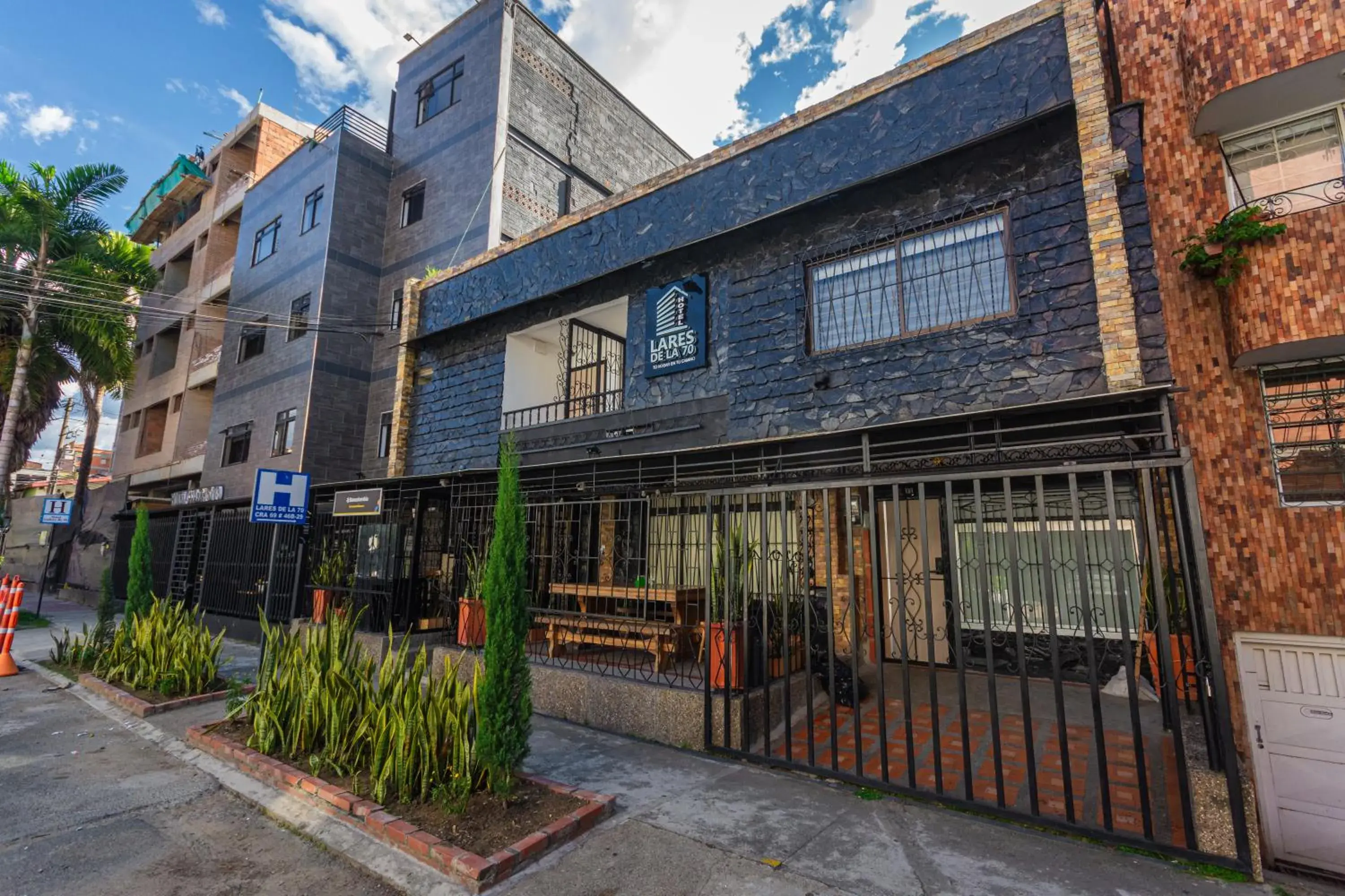 Property building in Hotel Lares 70 Laureles Property building in Hotel Lares 70 Laureles