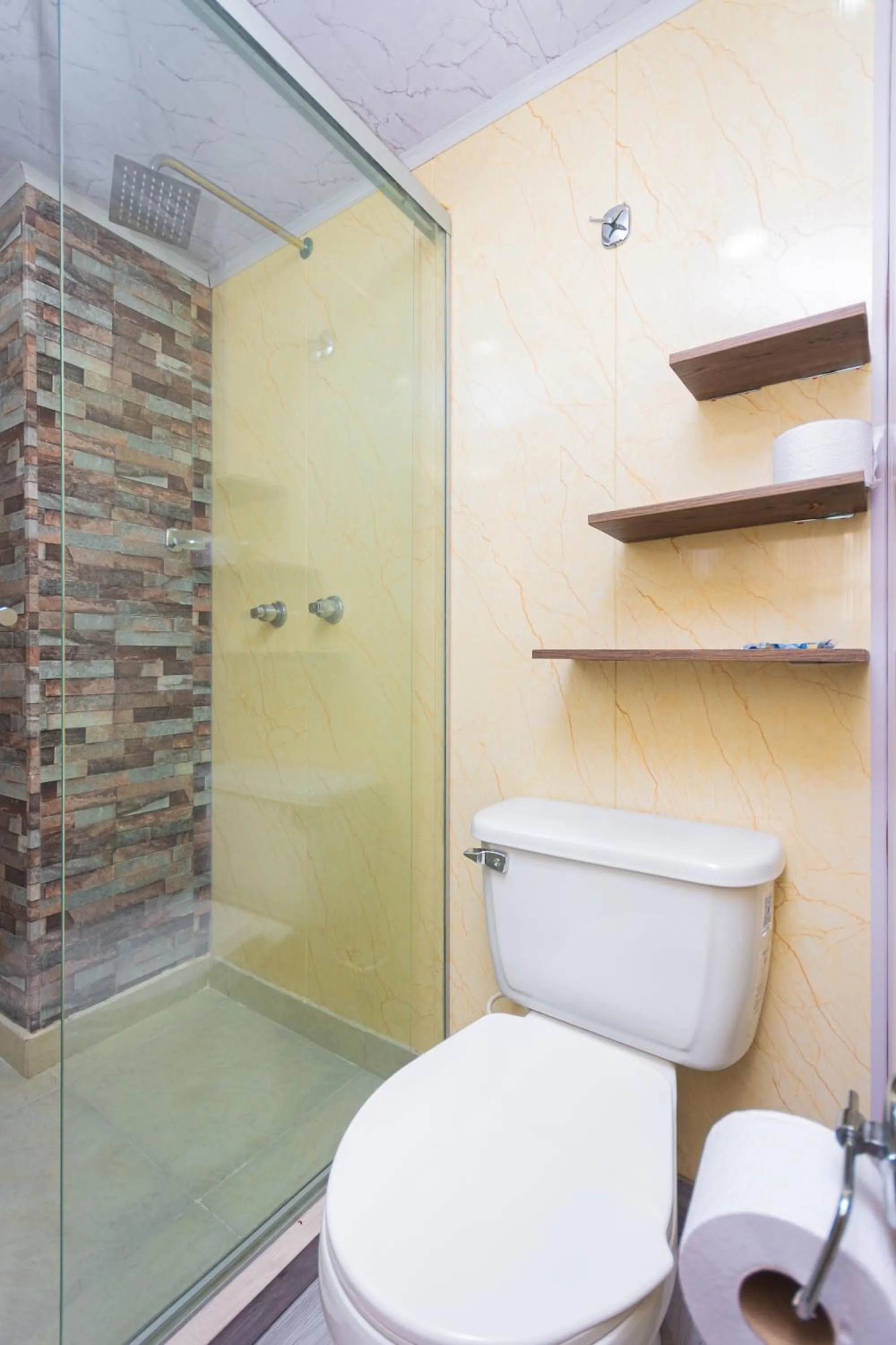 Shower in Hotel Lares 70 Laureles