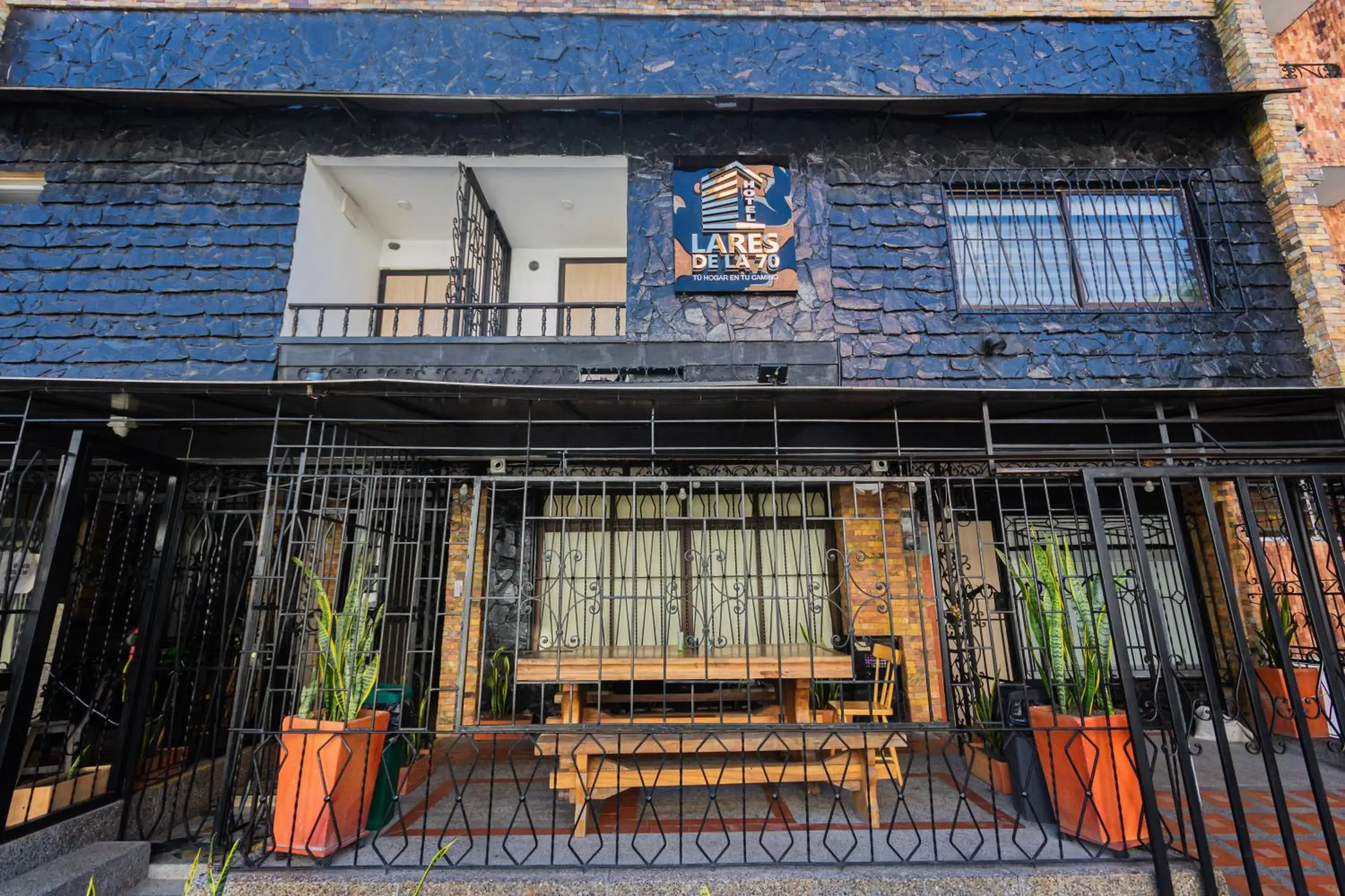 Property building in Hotel Lares 70 Laureles Property building in Hotel Lares 70 Laureles