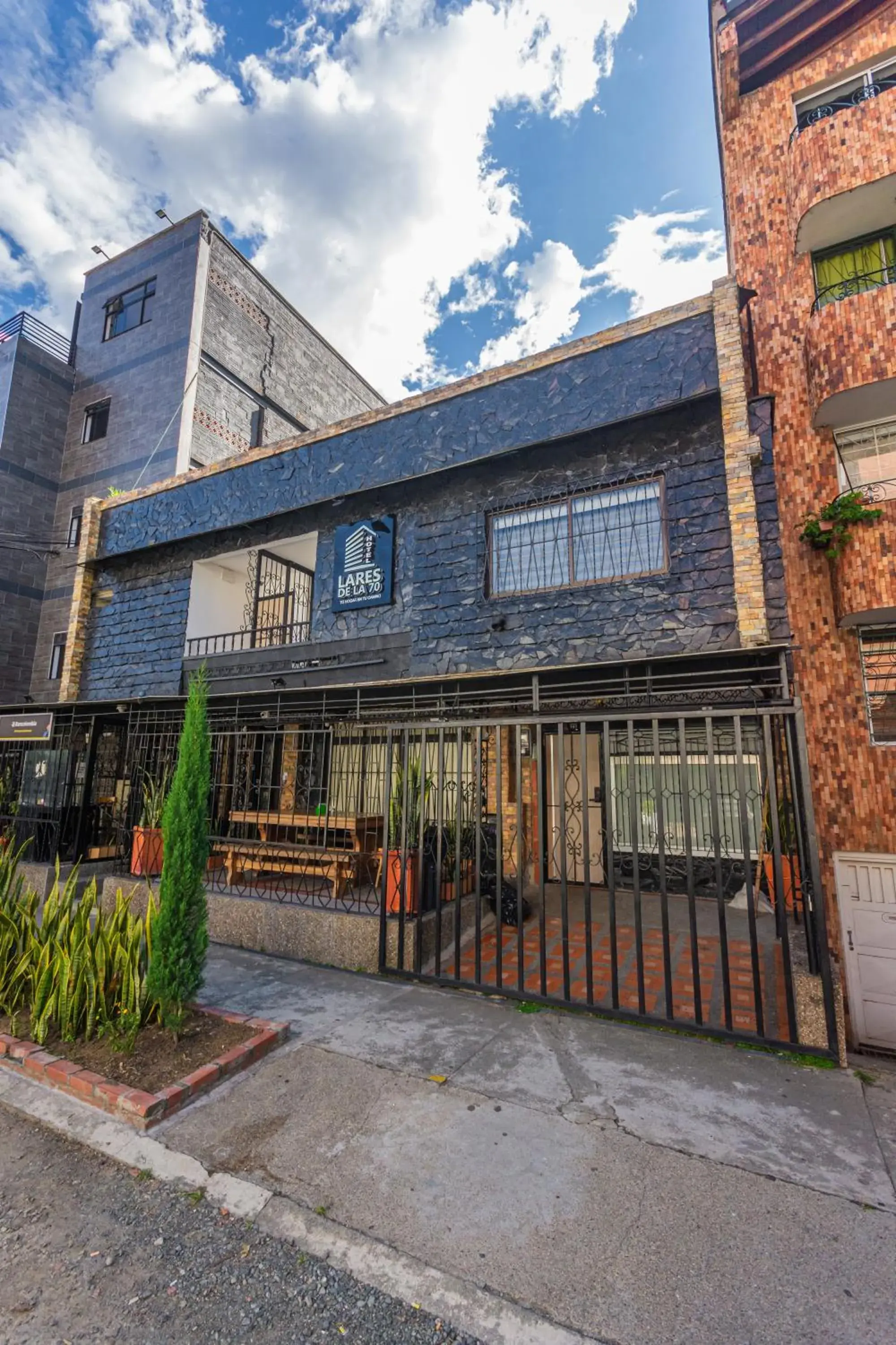 Property building in Hotel Lares 70 Laureles Property building in Hotel Lares 70 Laureles