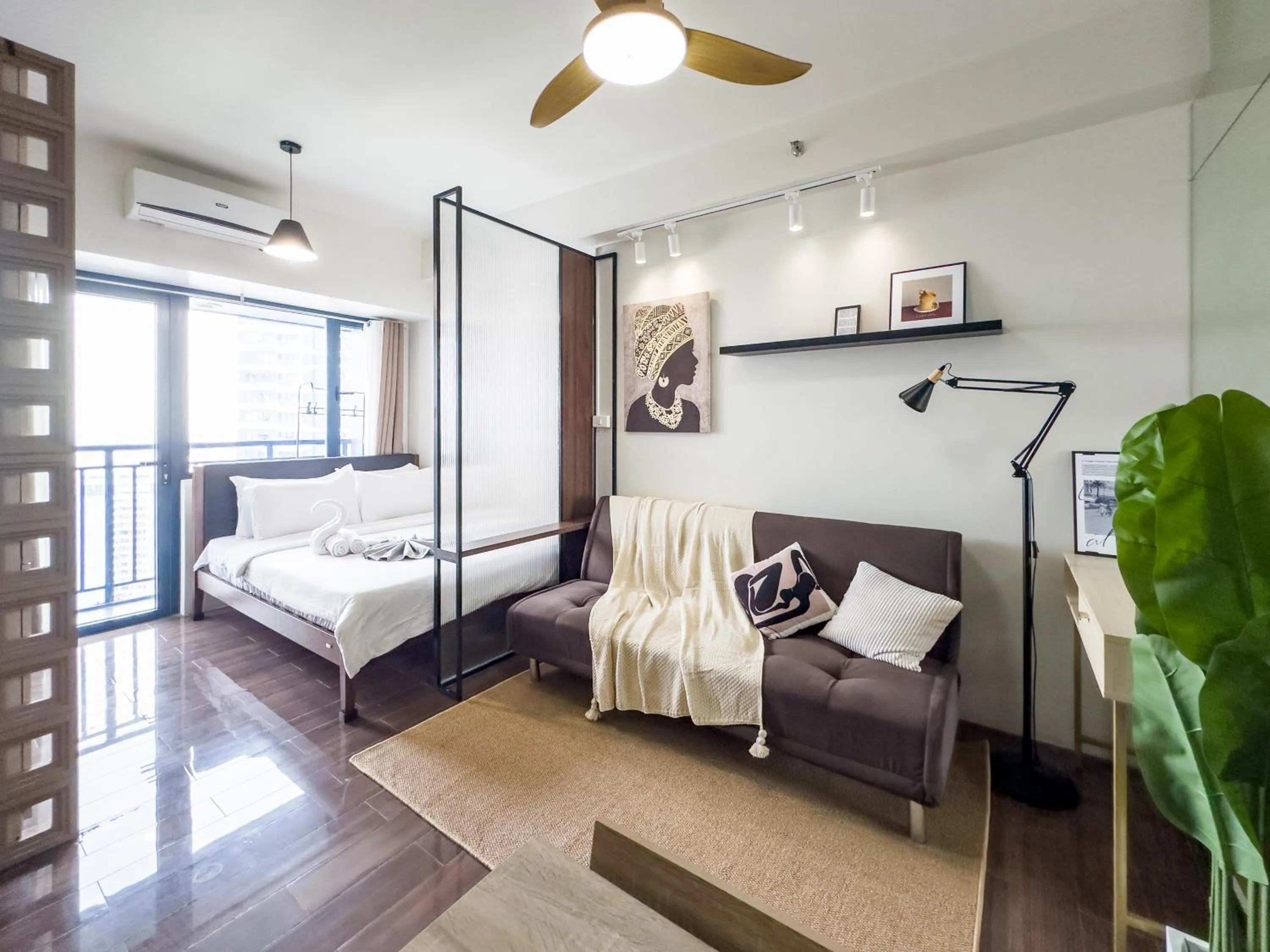 Seating area, Bed in GemstoneBR in SMDC Air Residences