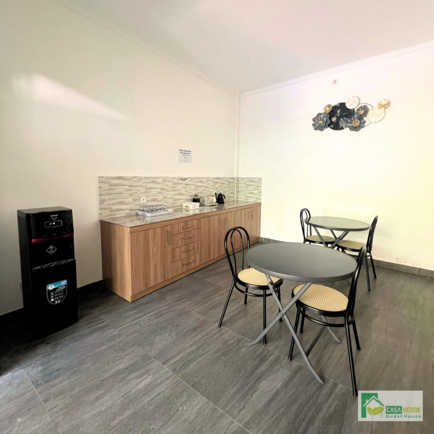 Communal kitchen in Casa Verde Guesthouse