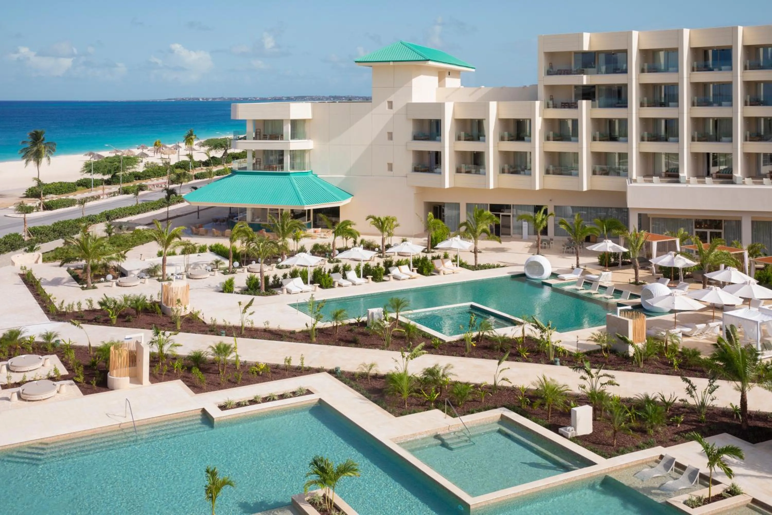 Swimming pool in JOIA Aruba by Iberostar