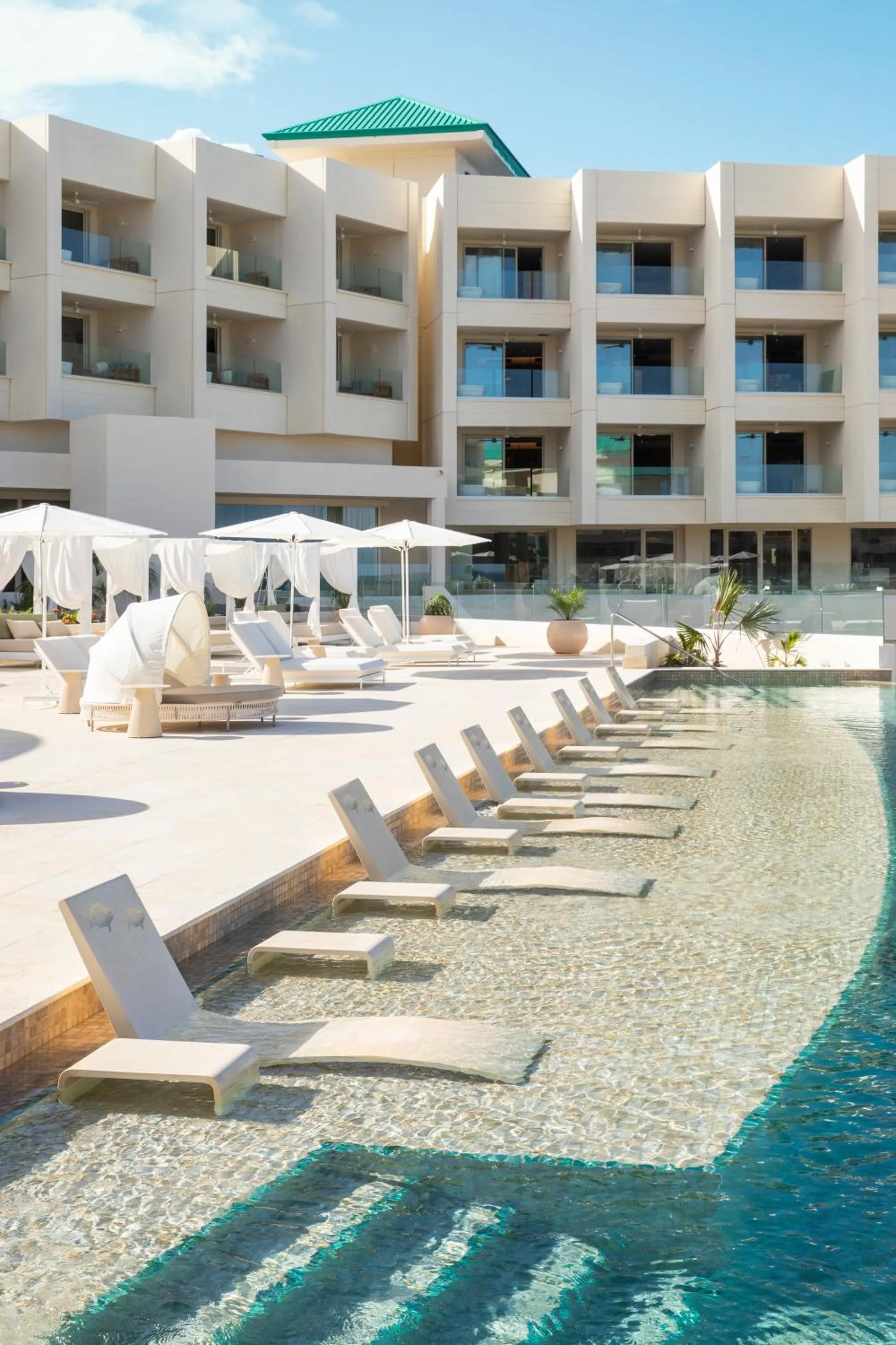 Swimming pool in JOIA Aruba by Iberostar