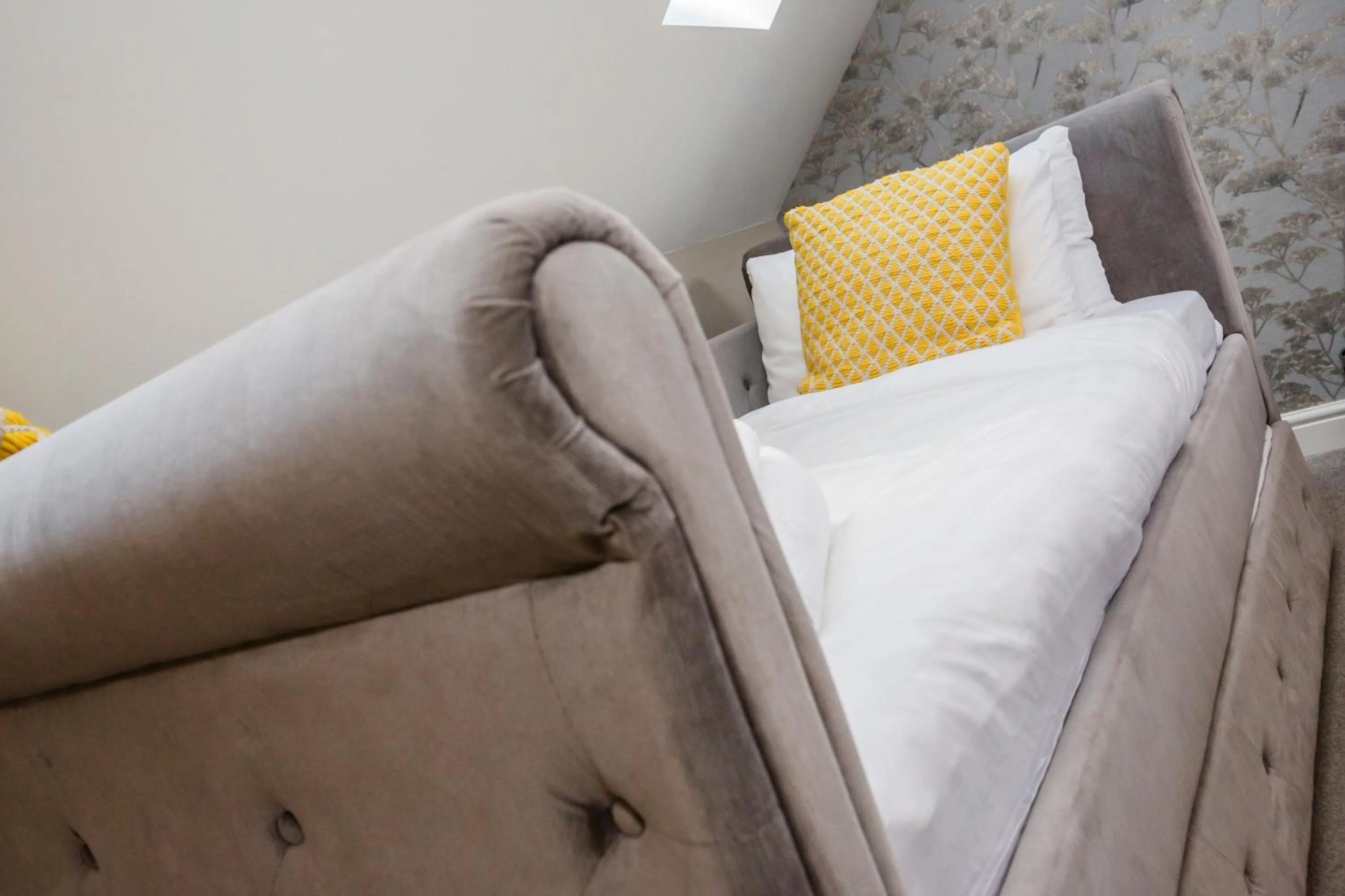 Bedroom, Bed in The Black Swan Inn