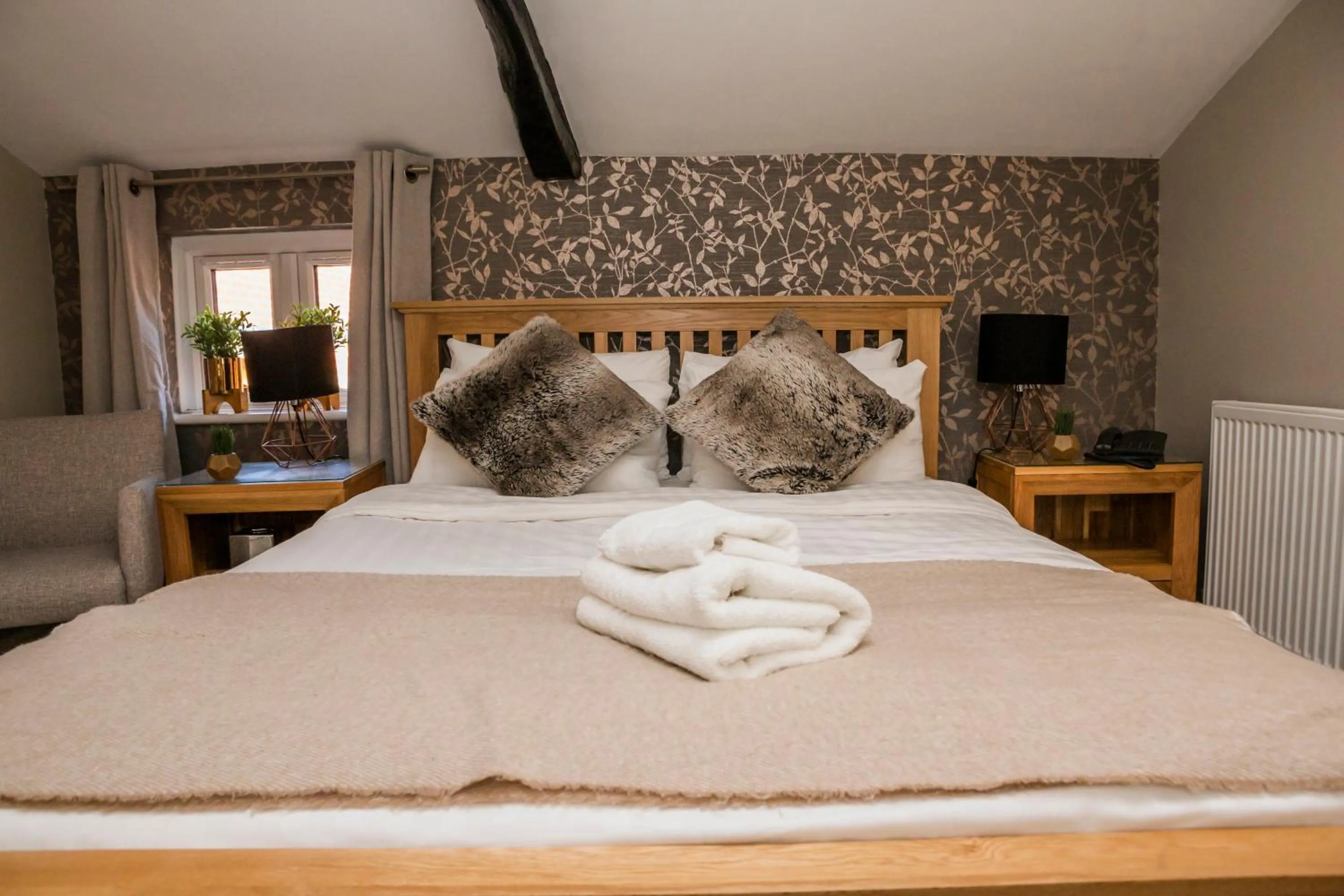 Bedroom, Bed in The Black Swan Inn