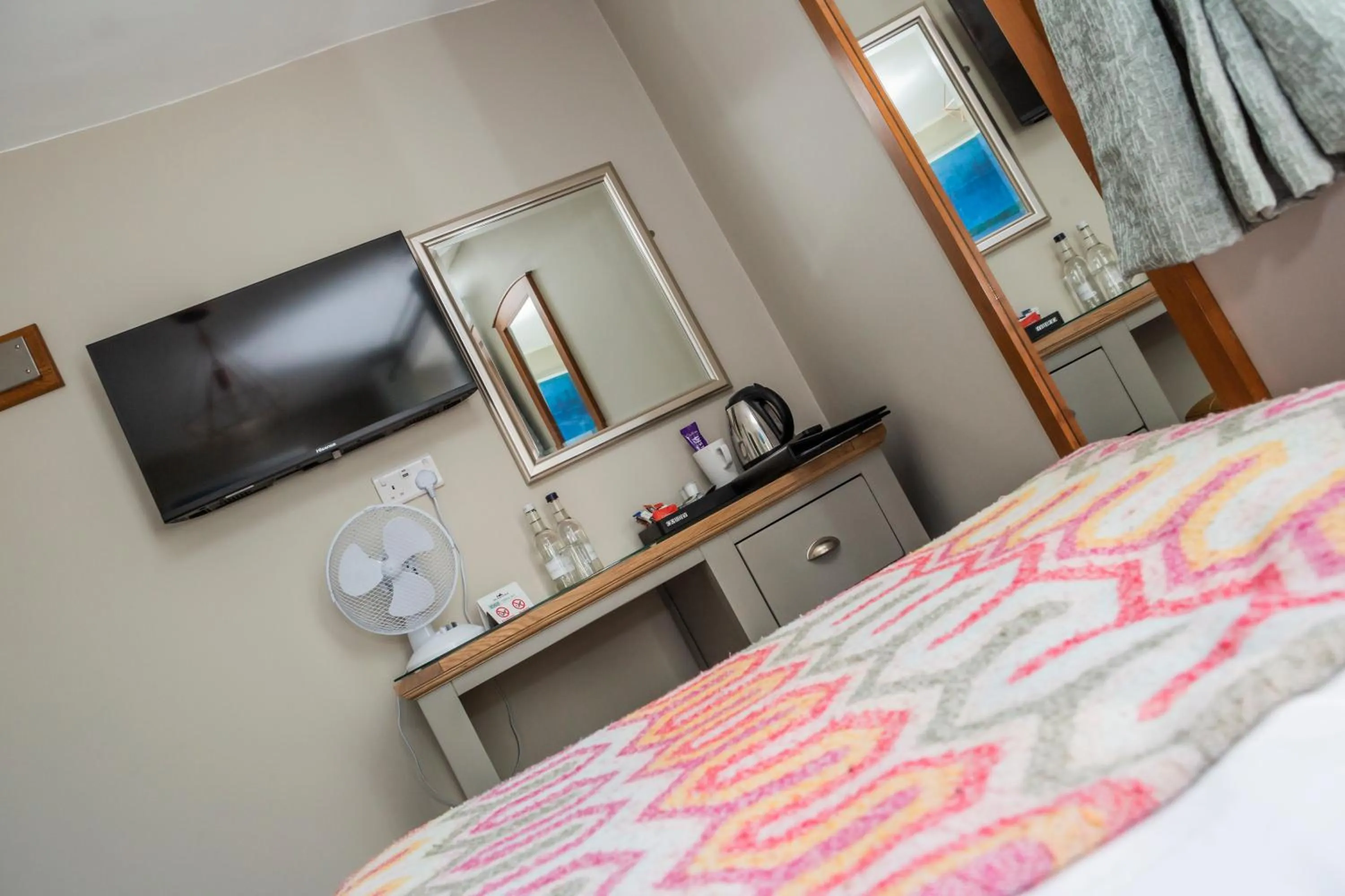 Bedroom, Bed in The Black Swan Inn