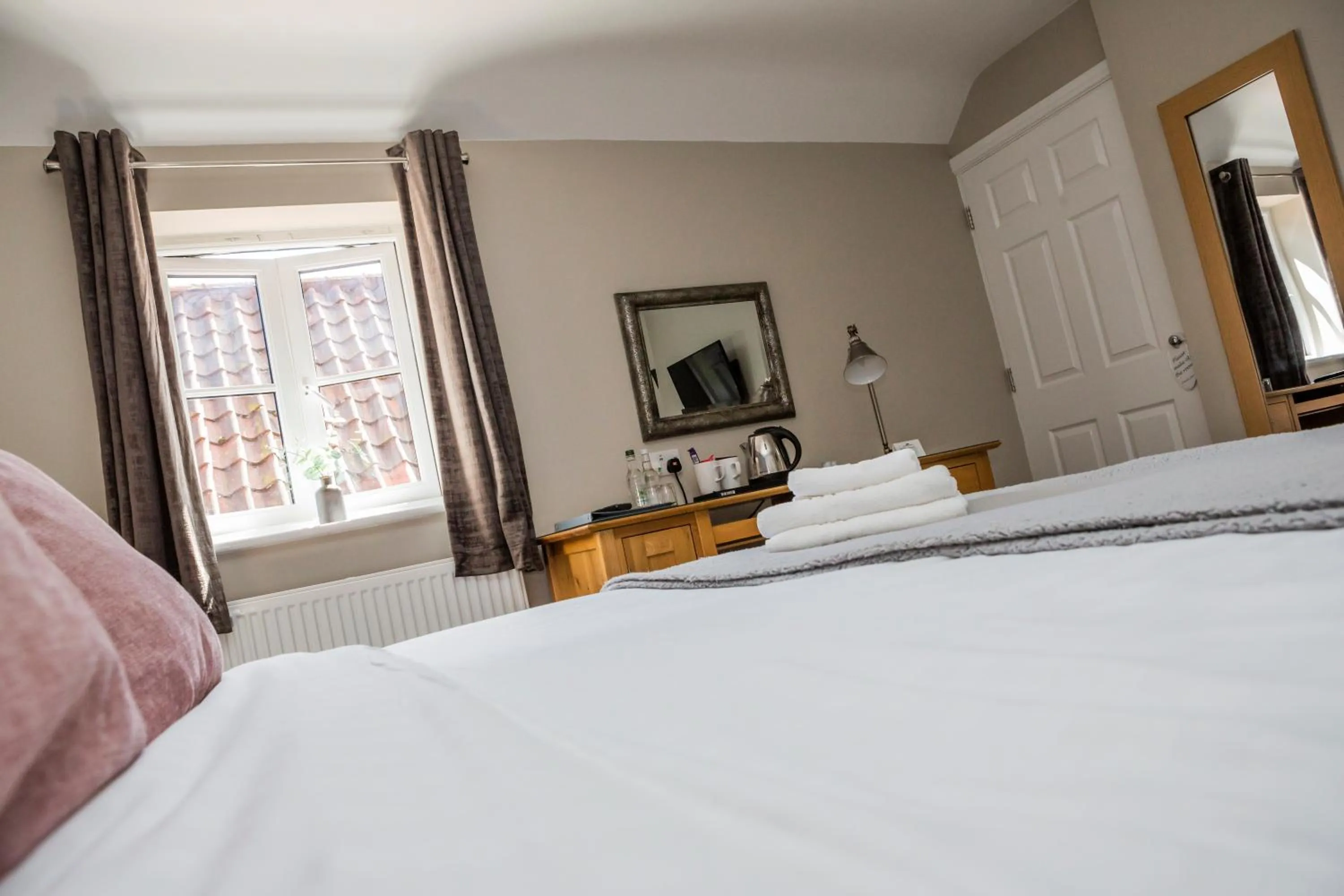 Bedroom, Bed in The Black Swan Inn