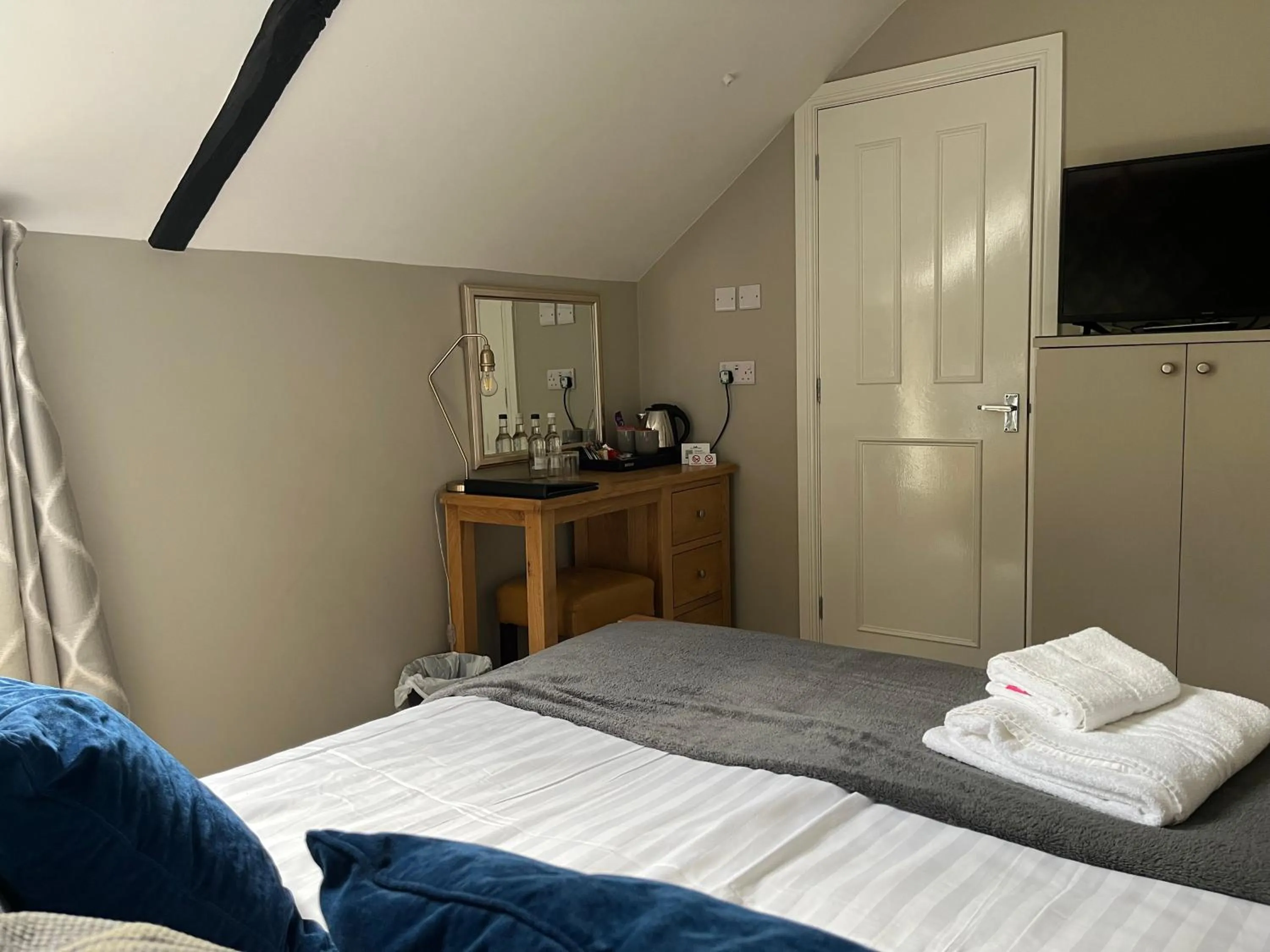 Bedroom, Bed in The Black Swan Inn