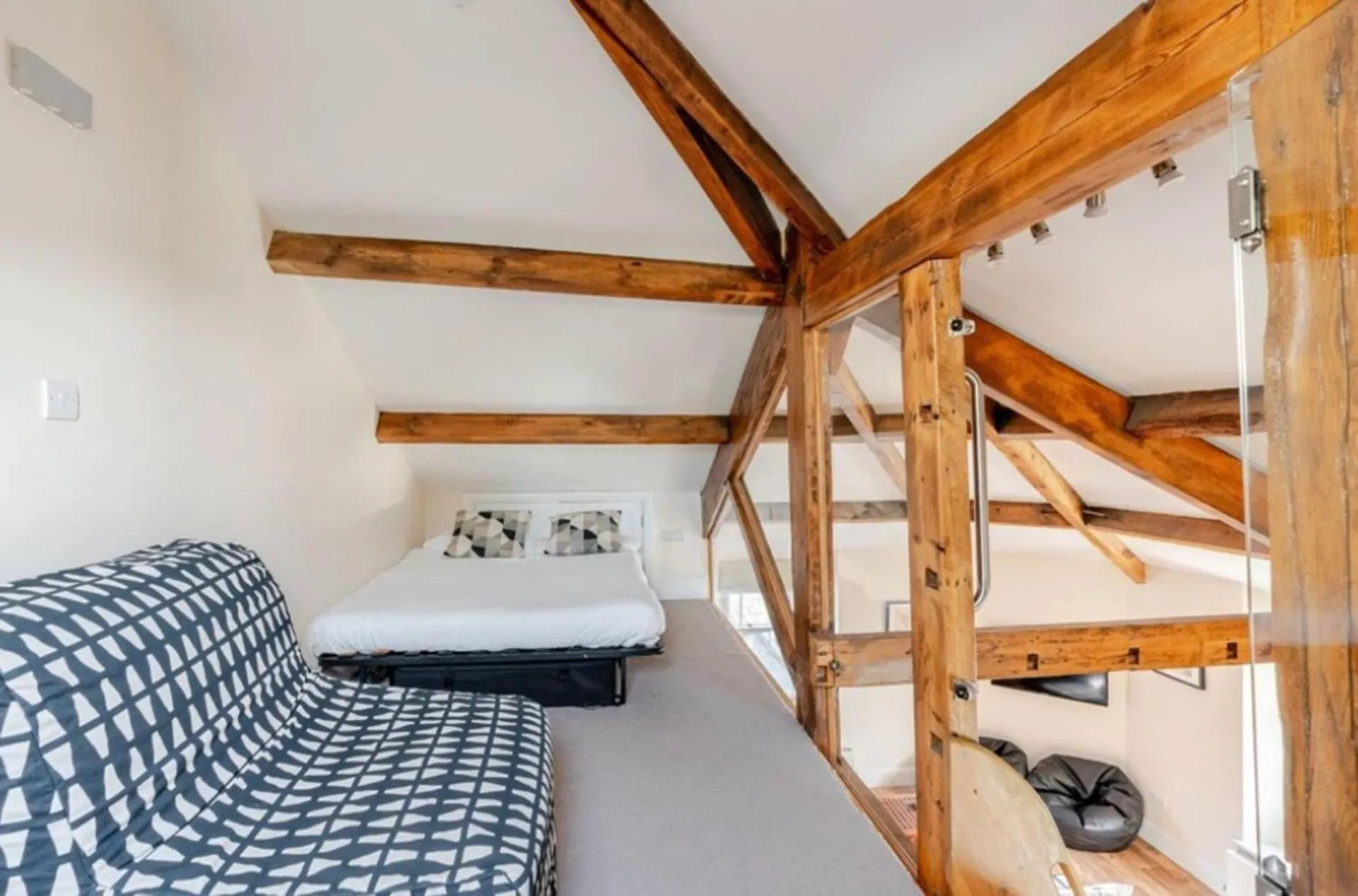 Bed in Sedbergh Penthouse - KingBed - Tv - Wifi