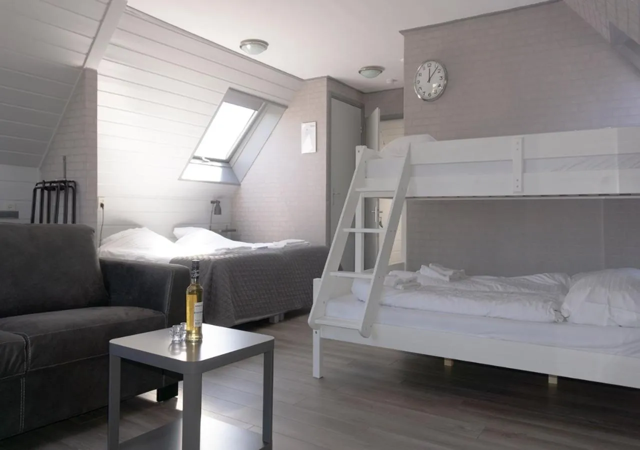 bunk bed, Bed in Hotel Waddengenot