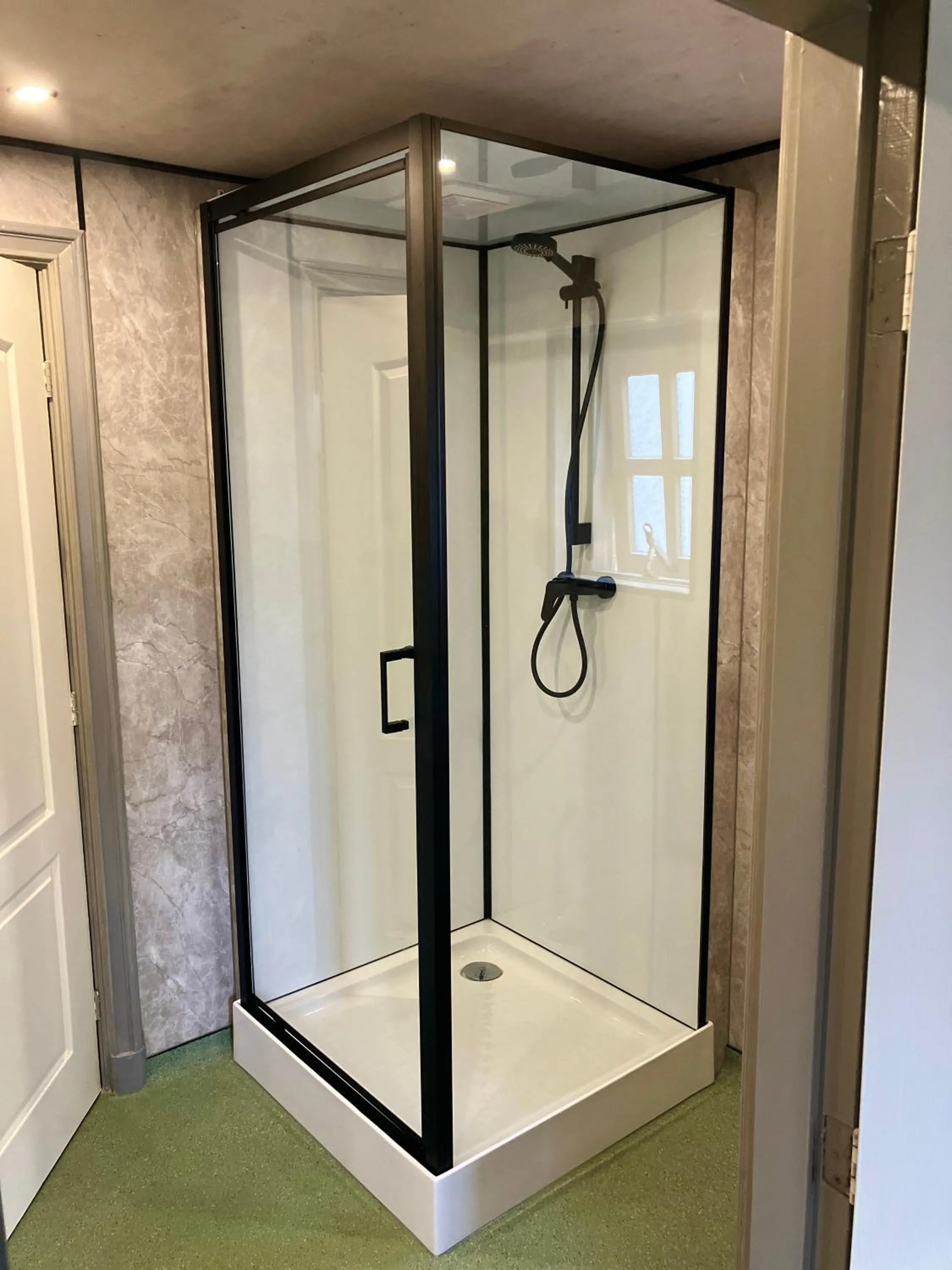 Shower in Hotel Waddengenot