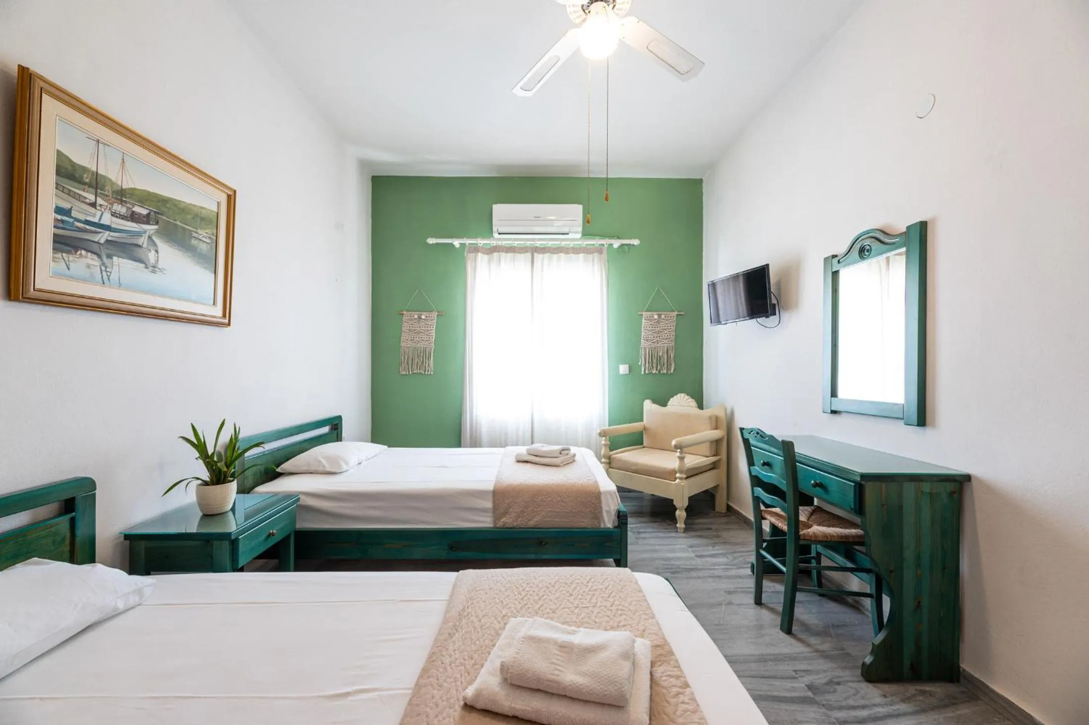 fireplace, Bed in Galini me thea