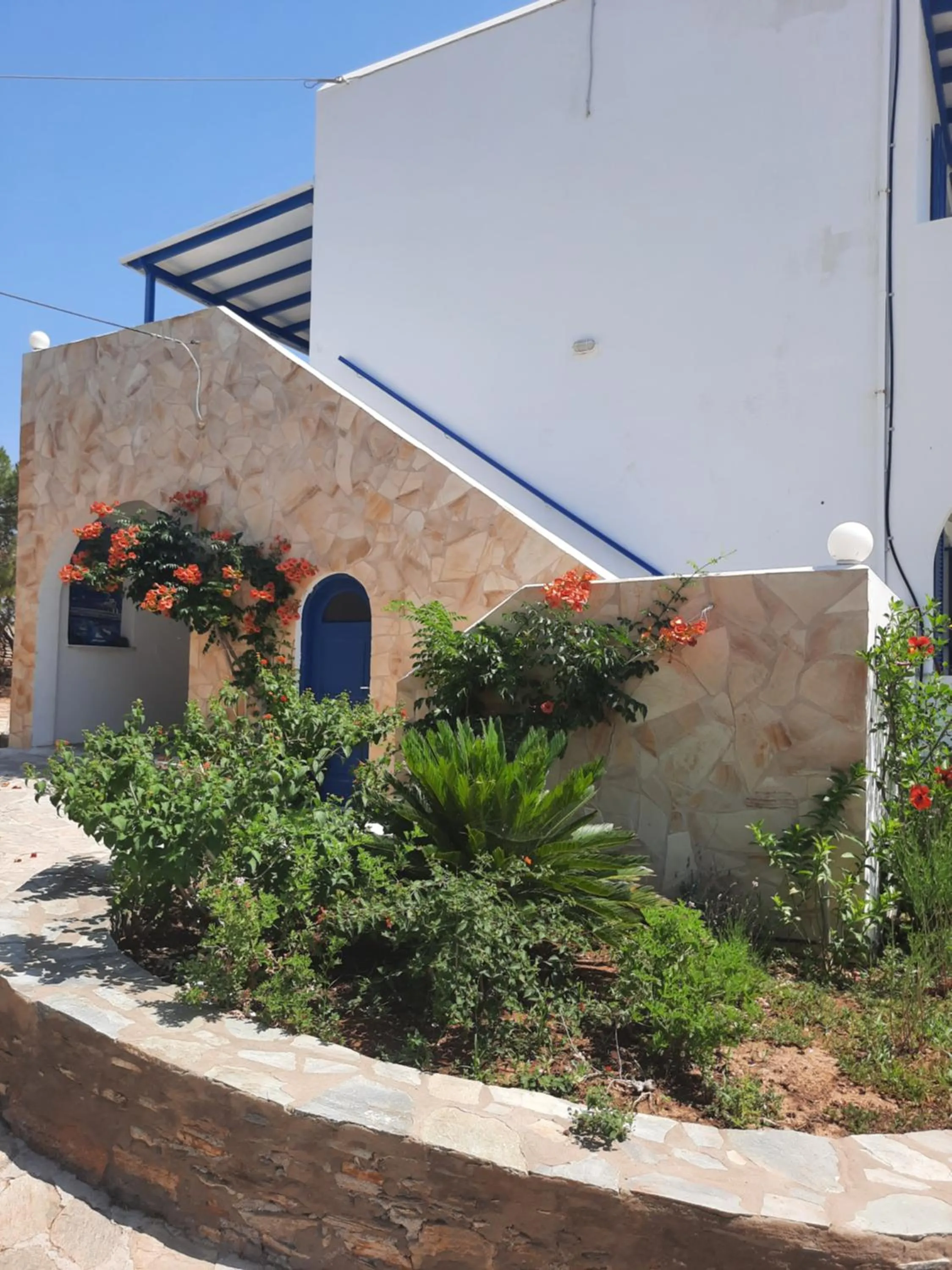 Facade/entrance in Galini me thea