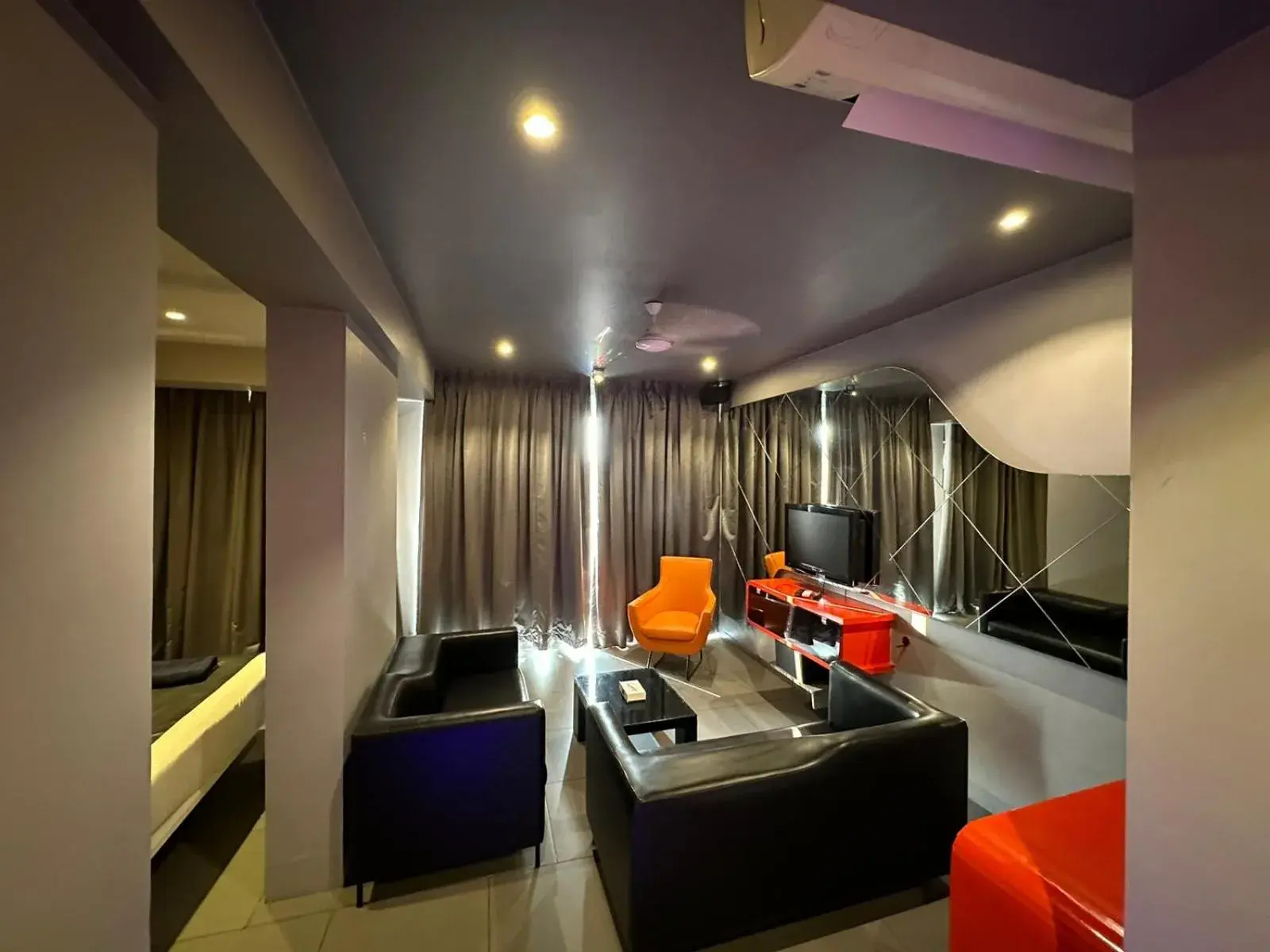 Living room in SinQ Party Hotel - No Male Stags Allowed Living room in SinQ Party Hotel - No Male Stags Allowed