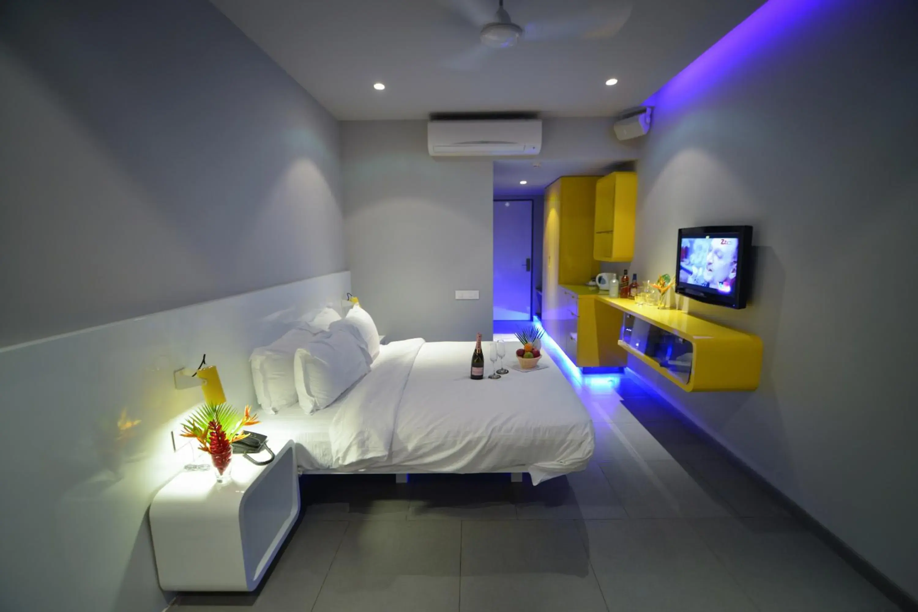 Photo of the whole room, Bed in SinQ Party Hotel - No Male Stags Allowed Photo of the whole room, Bed in SinQ Party Hotel - No Male Stags Allowed