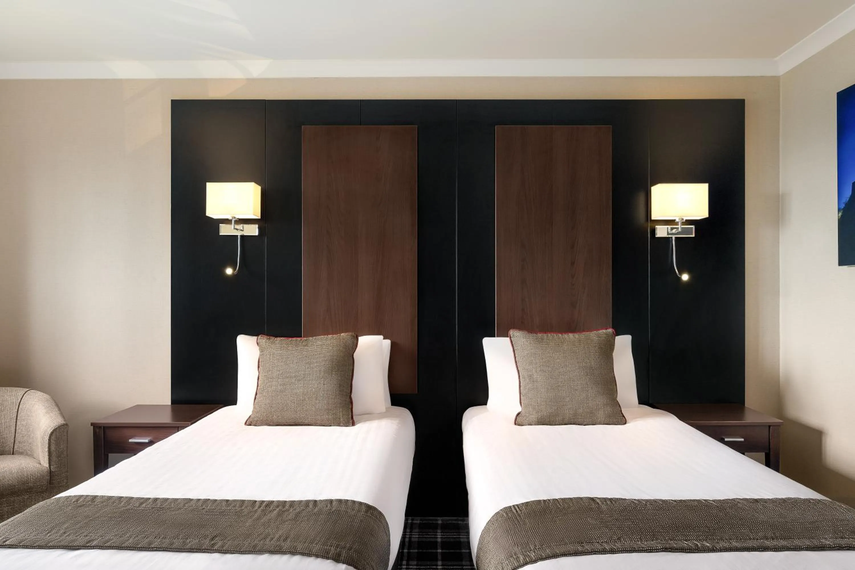 Bed in Stirling Highland Hotel- Part of the Cairn Collection