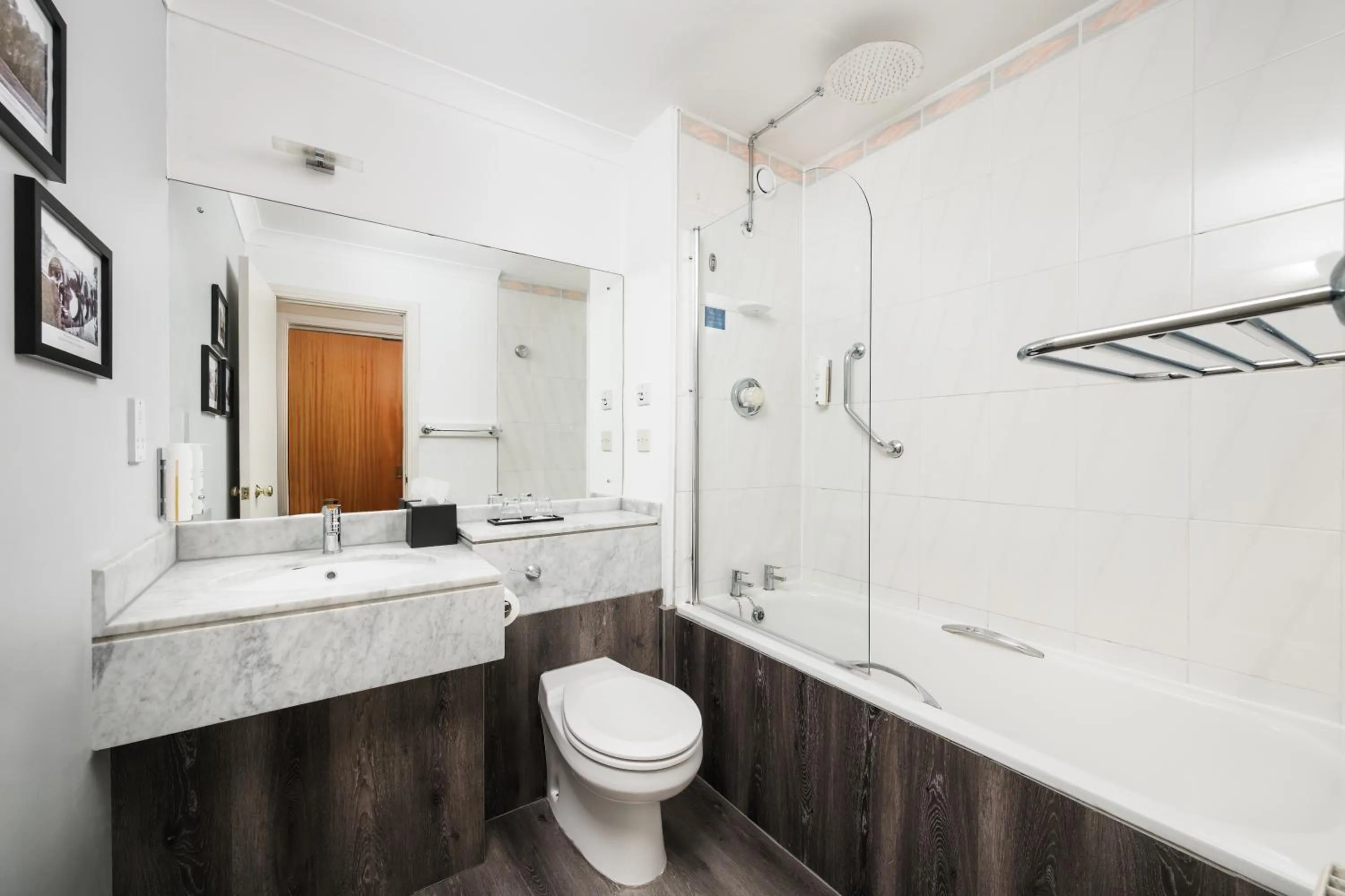 Bathroom in Stirling Highland Hotel- Part of the Cairn Collection
