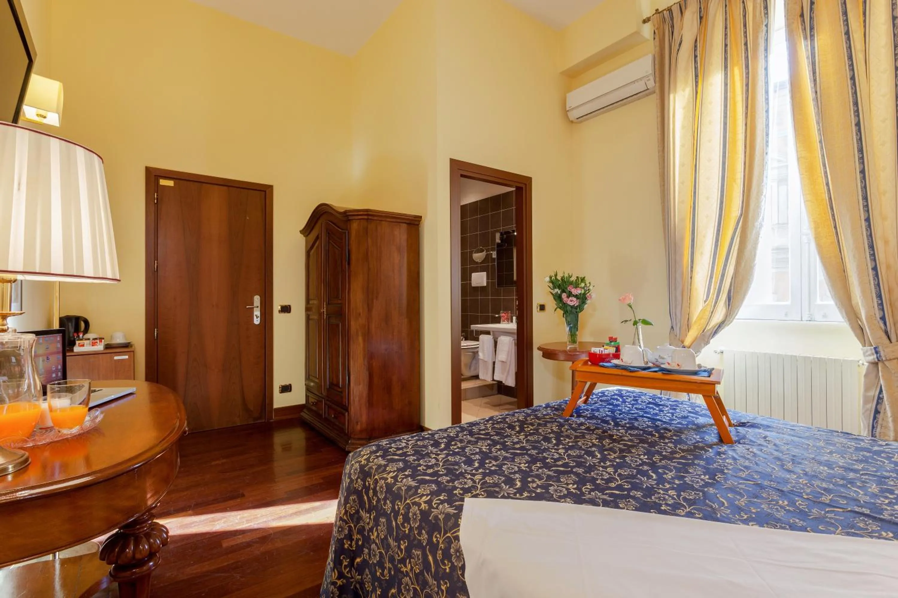 Photo of the whole room, Bed in Vatican Domus