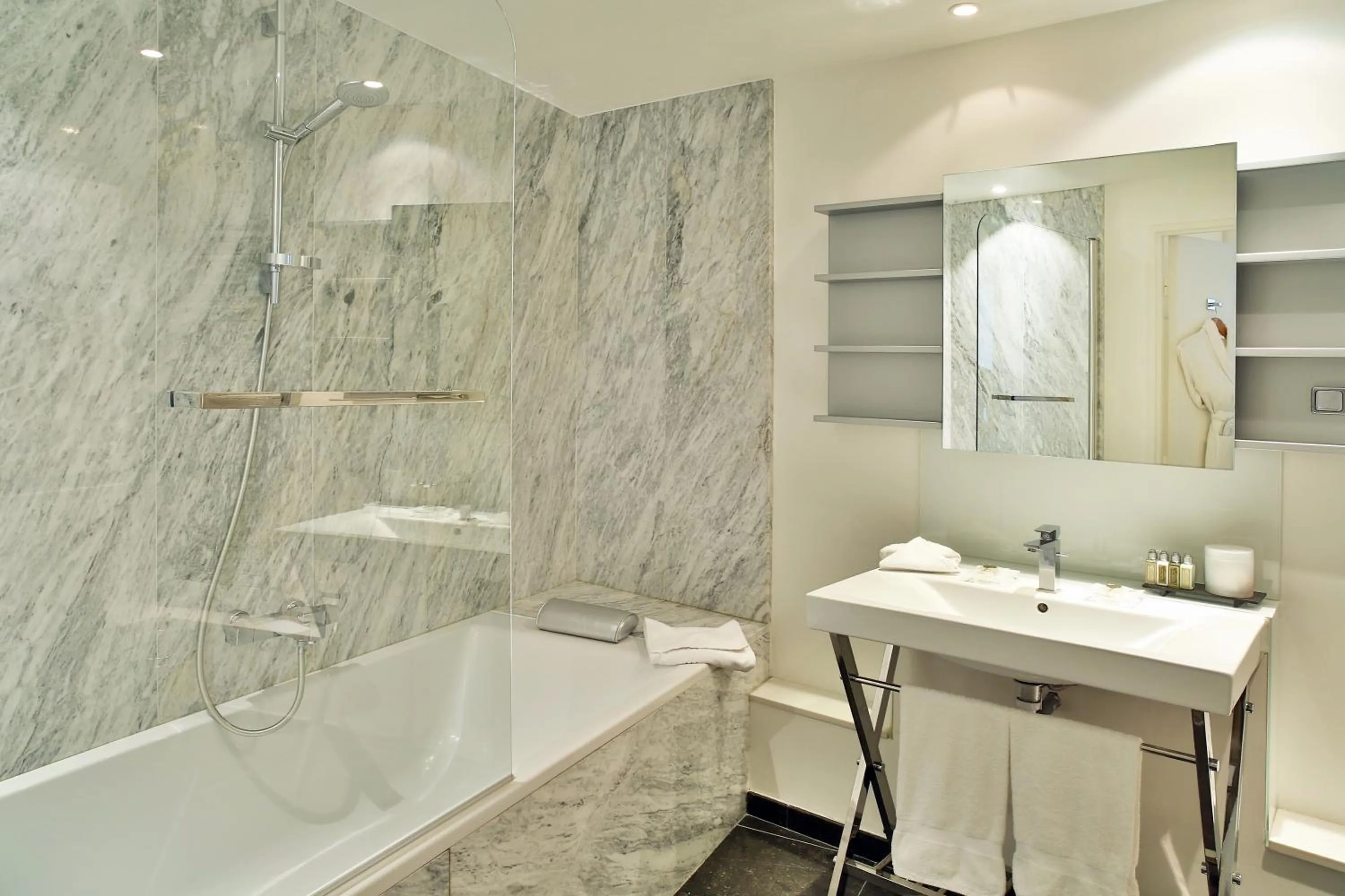 Bathroom in Montmartre Residence