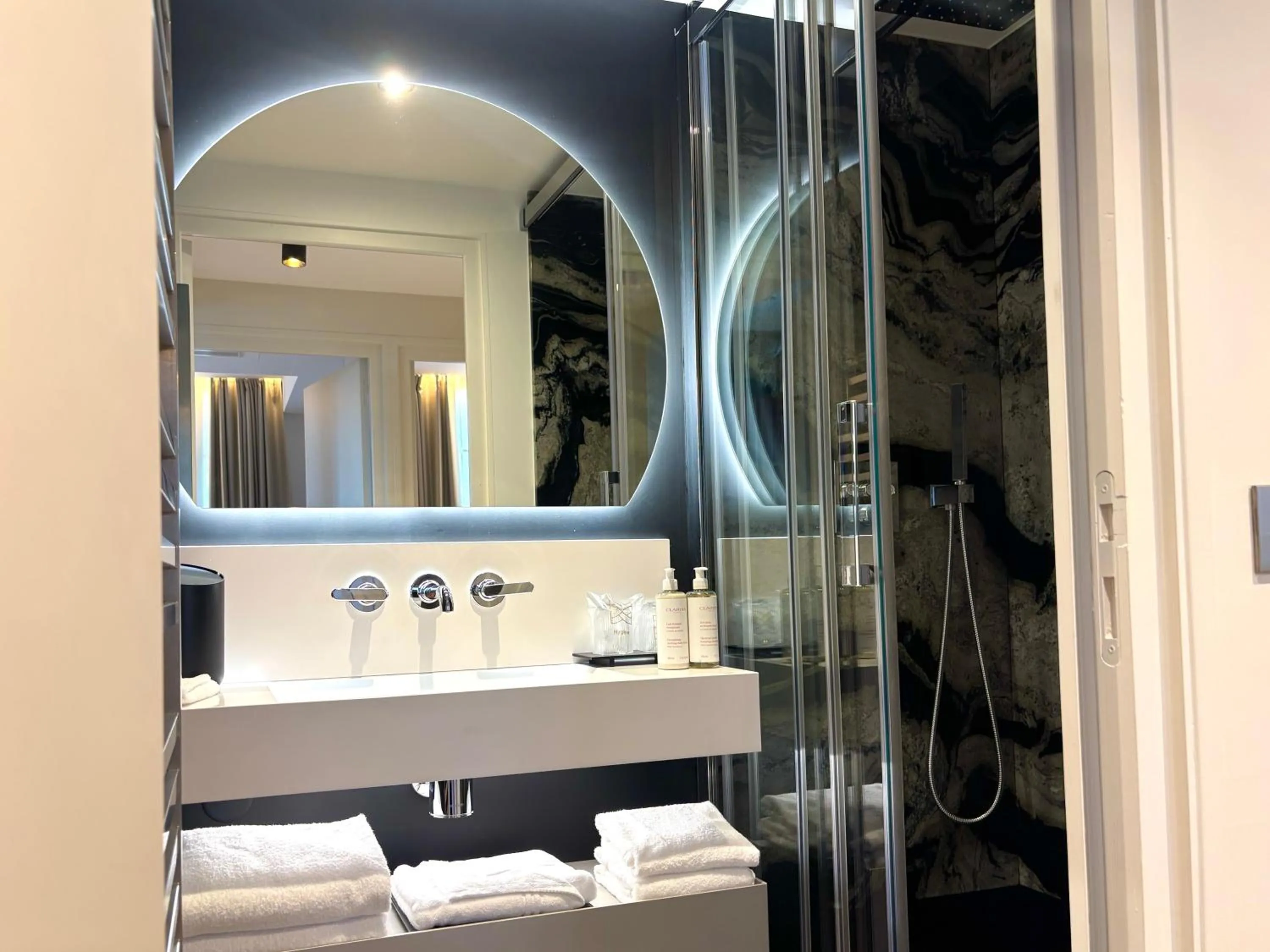 Bathroom in Montmartre Residence