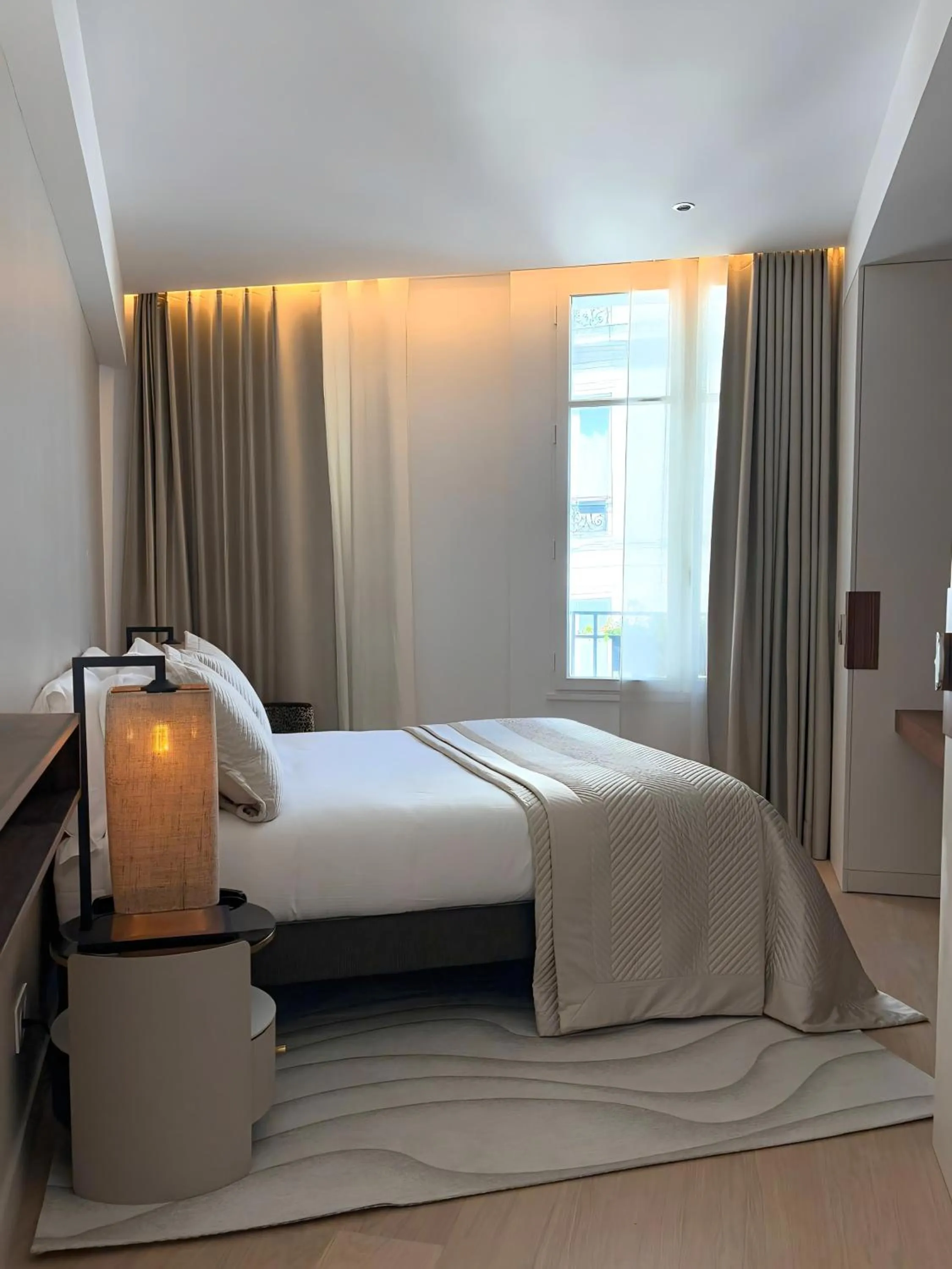 Bed in Montmartre Residence