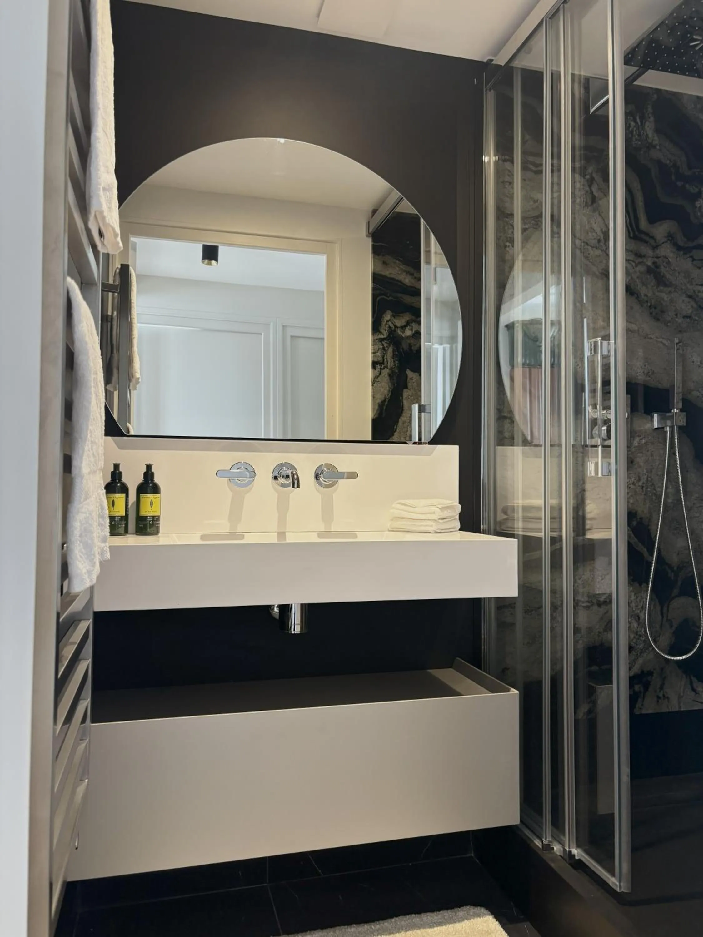 Shower in Montmartre Residence