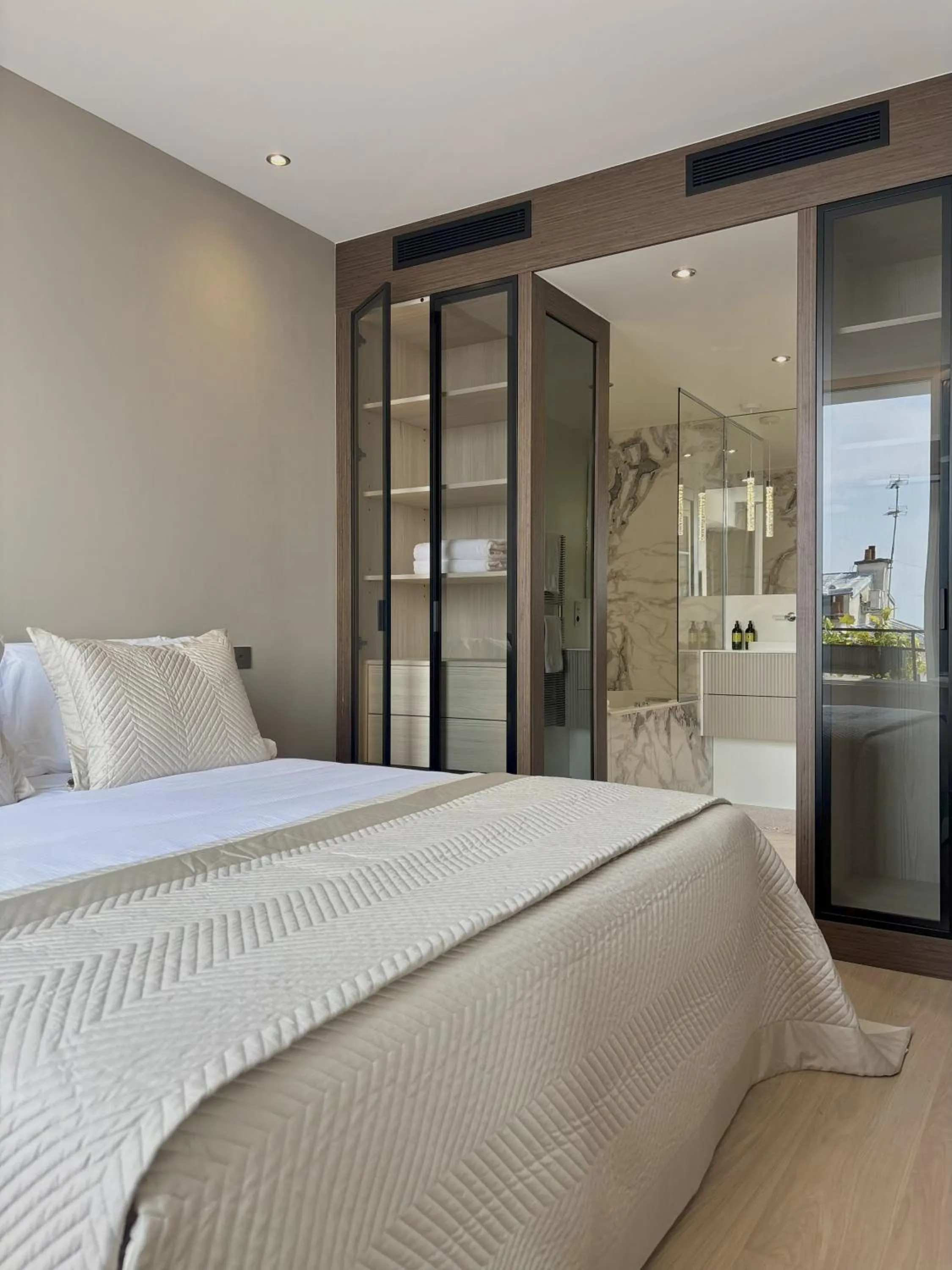 Shower, Bed in Montmartre Residence