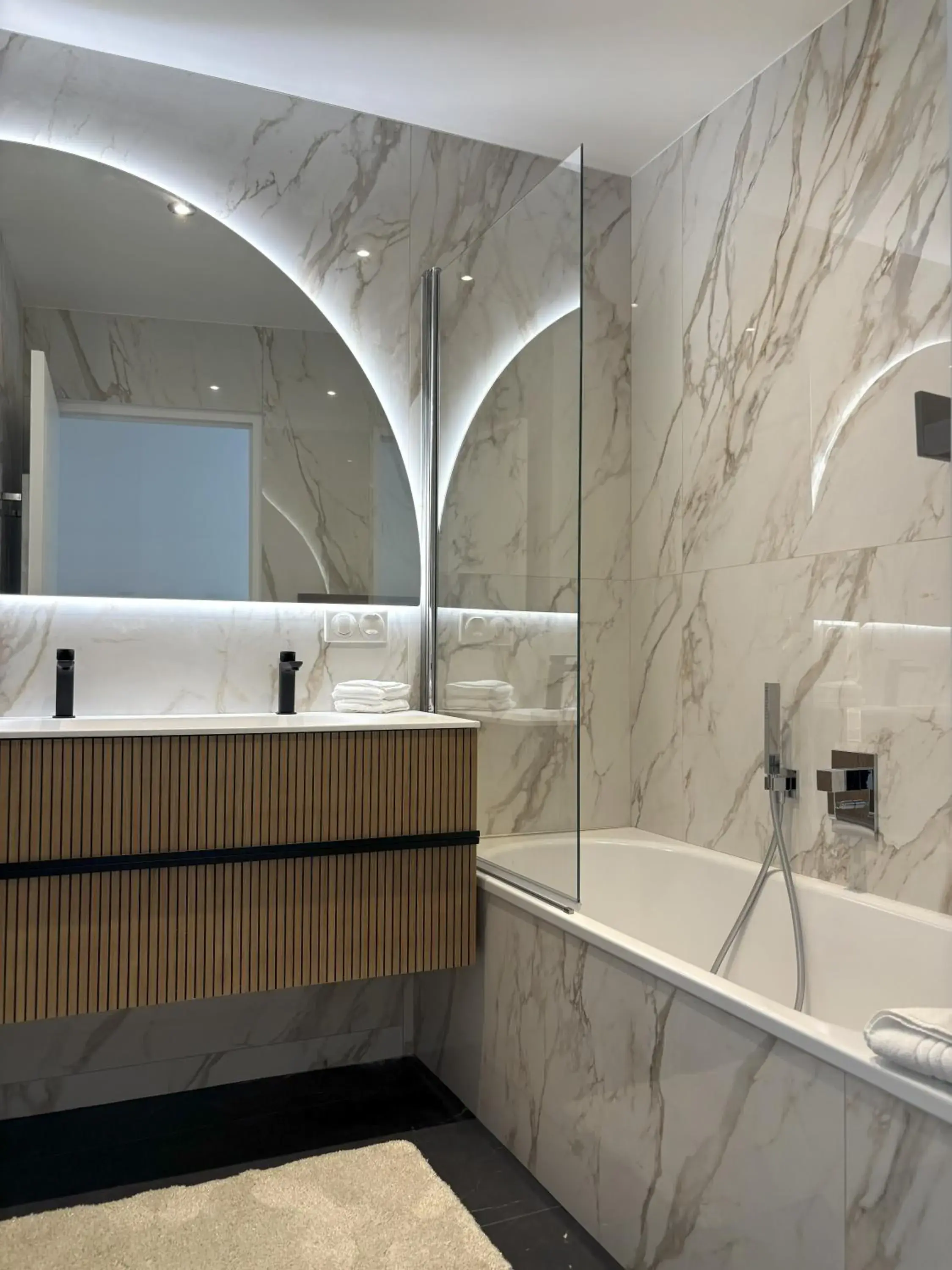 Shower in Montmartre Residence Shower in Montmartre Residence