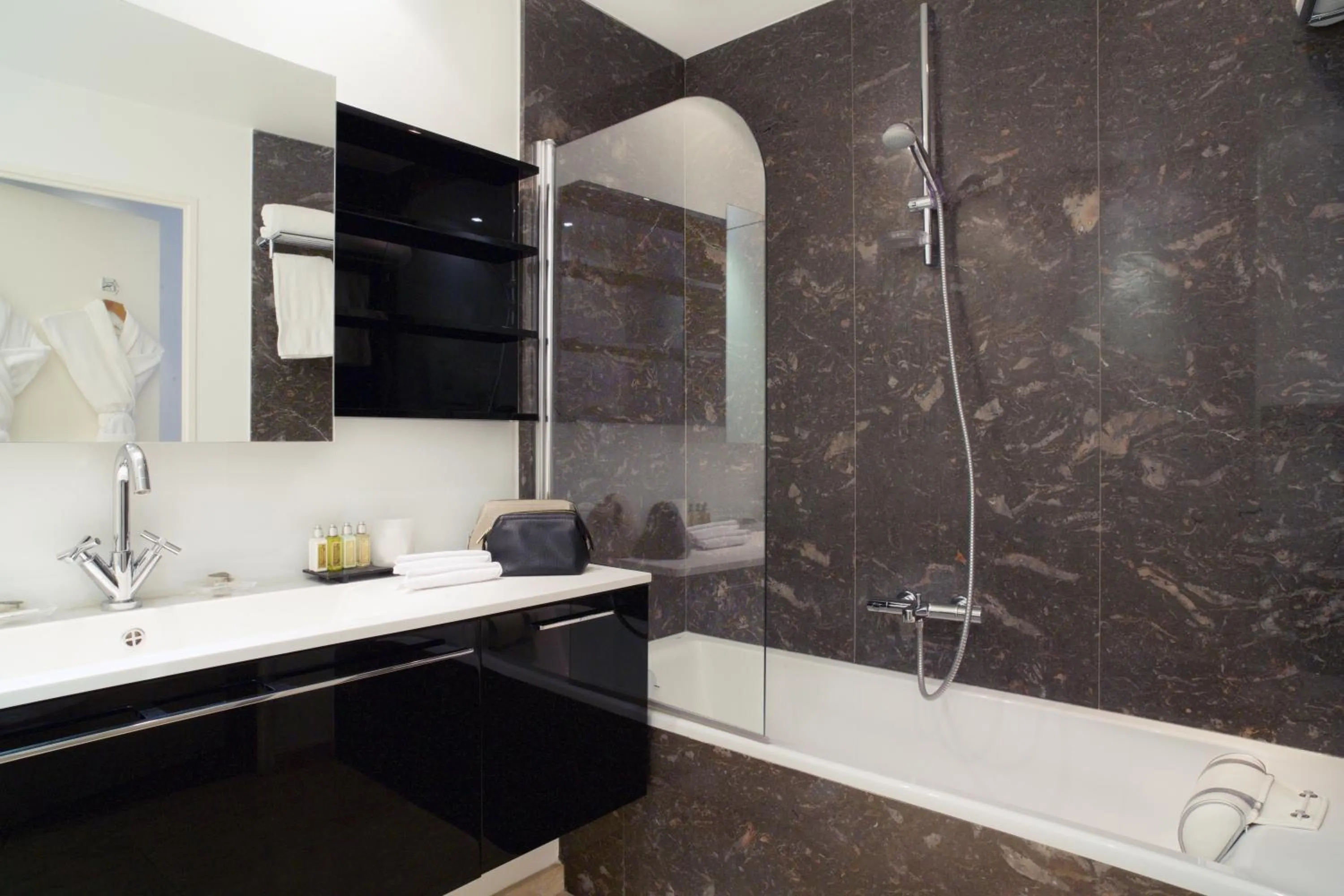 Toilet in Montmartre Residence