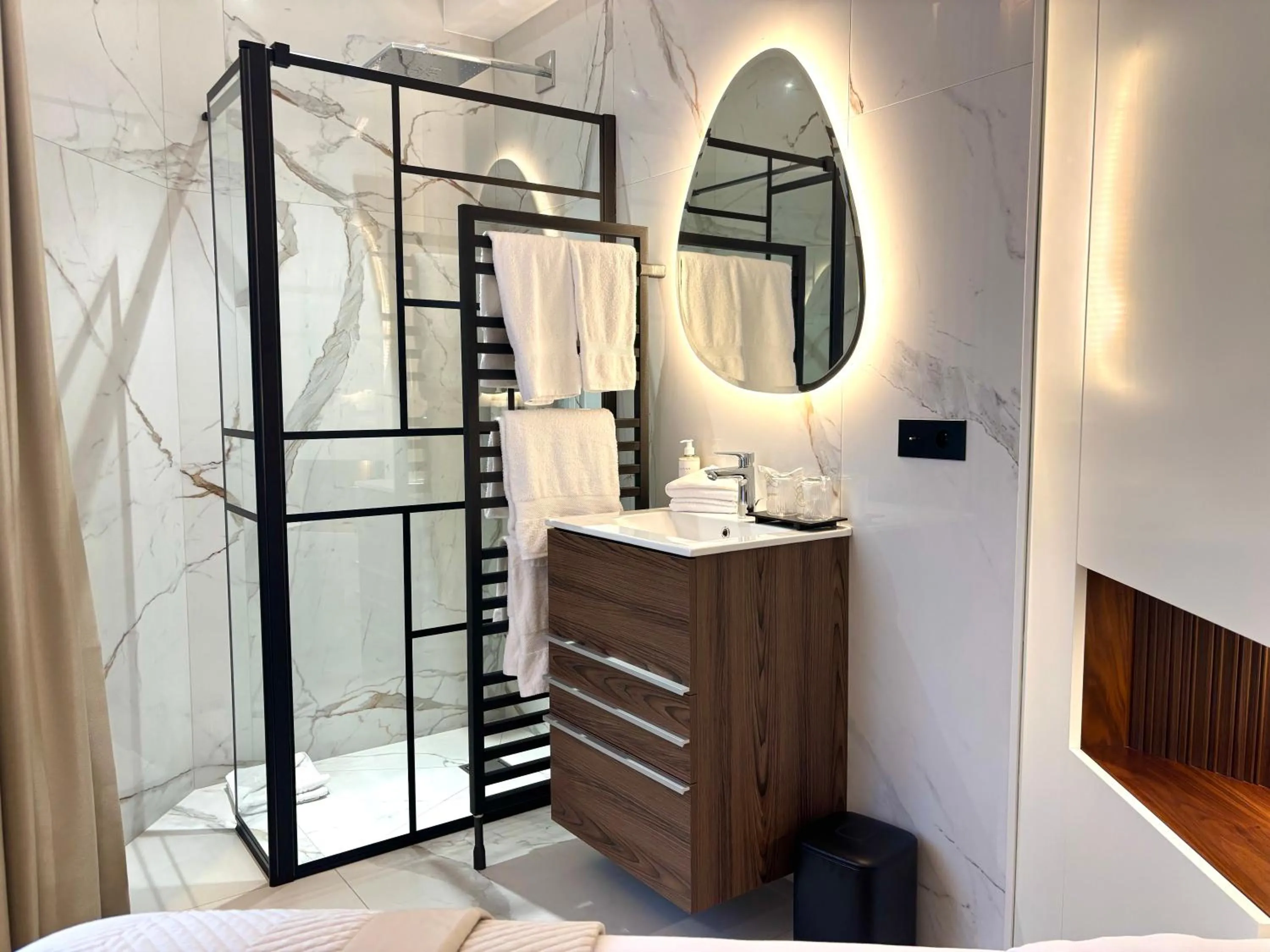 Bathroom, Bed in Montmartre Residence