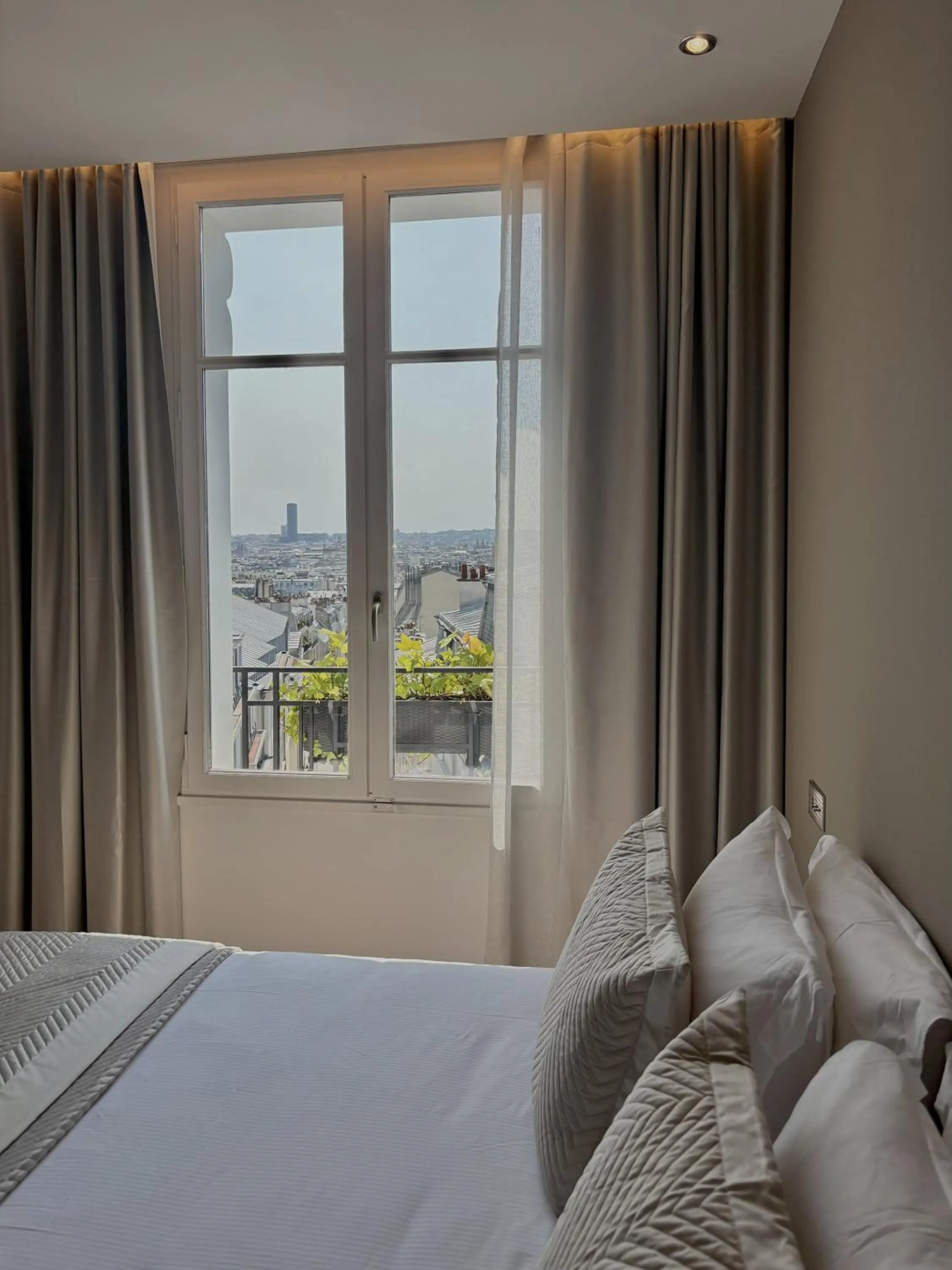 Bed in Montmartre Residence