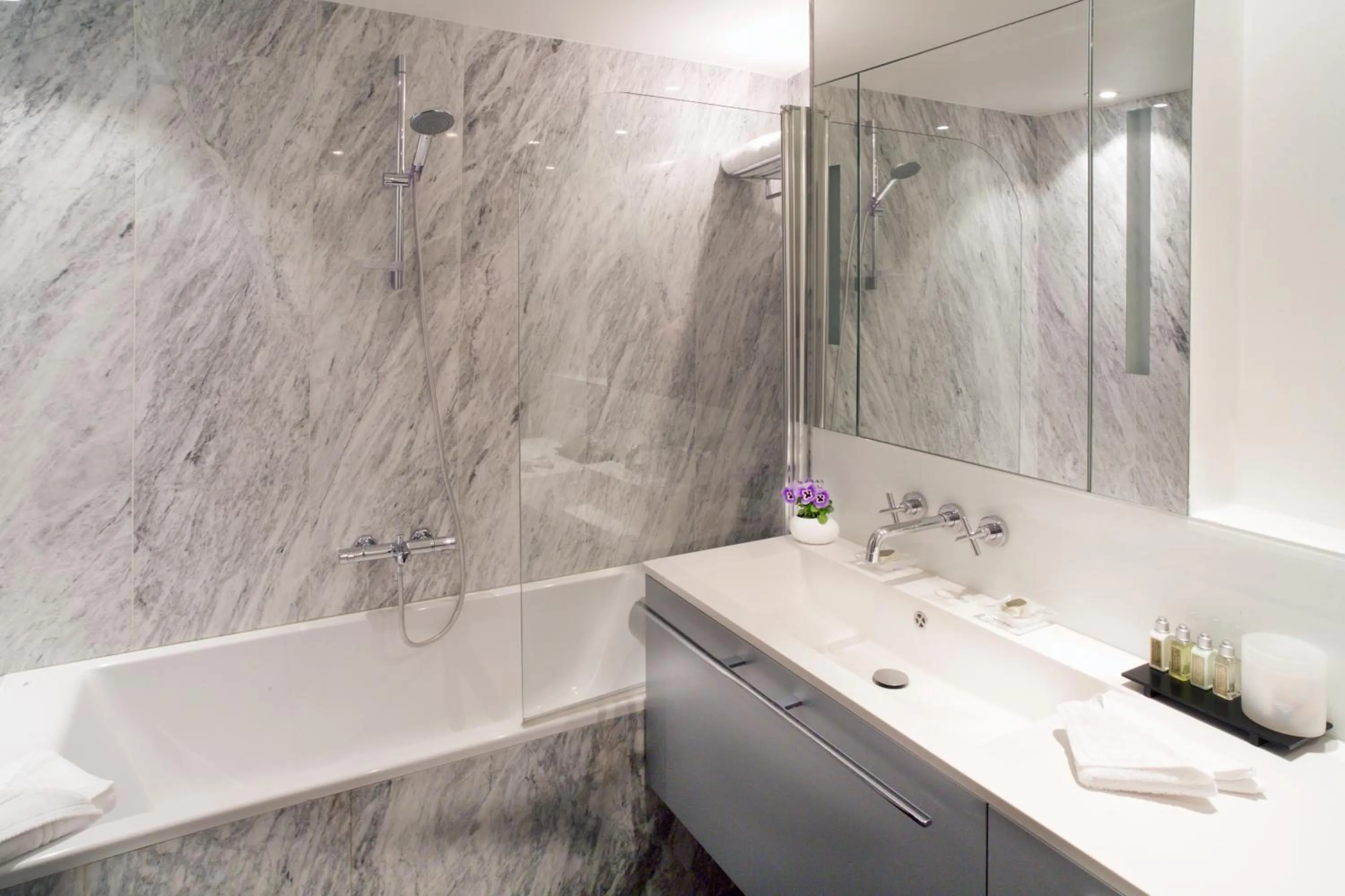 Toilet in Montmartre Residence