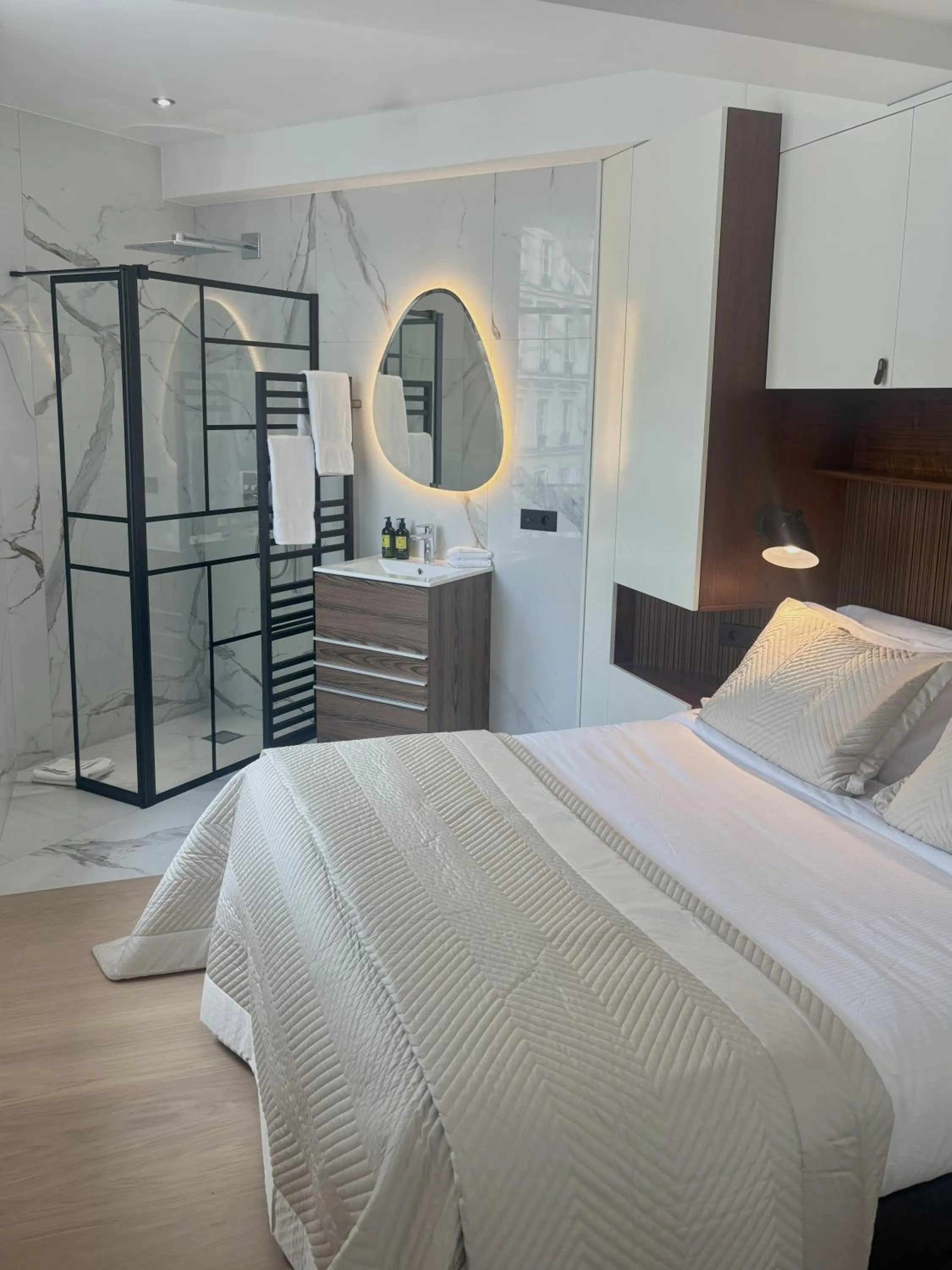 Bed in Montmartre Residence