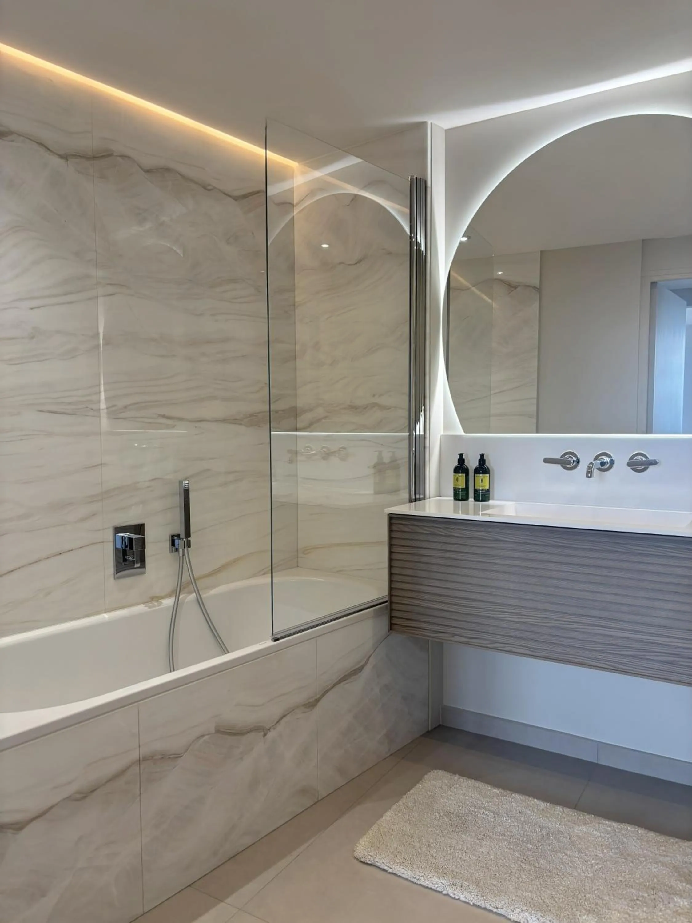Shower in Montmartre Residence