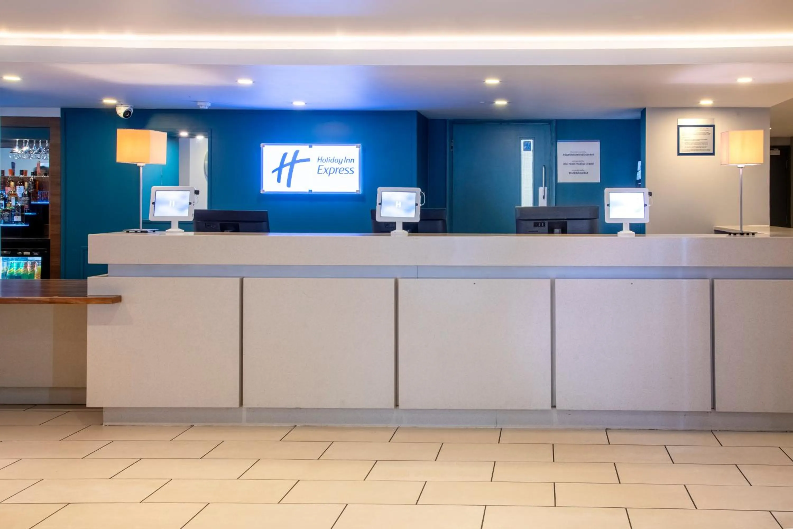 Lobby or reception in Holiday Inn Express Warwick - Stratford-upon-Avon by IHG