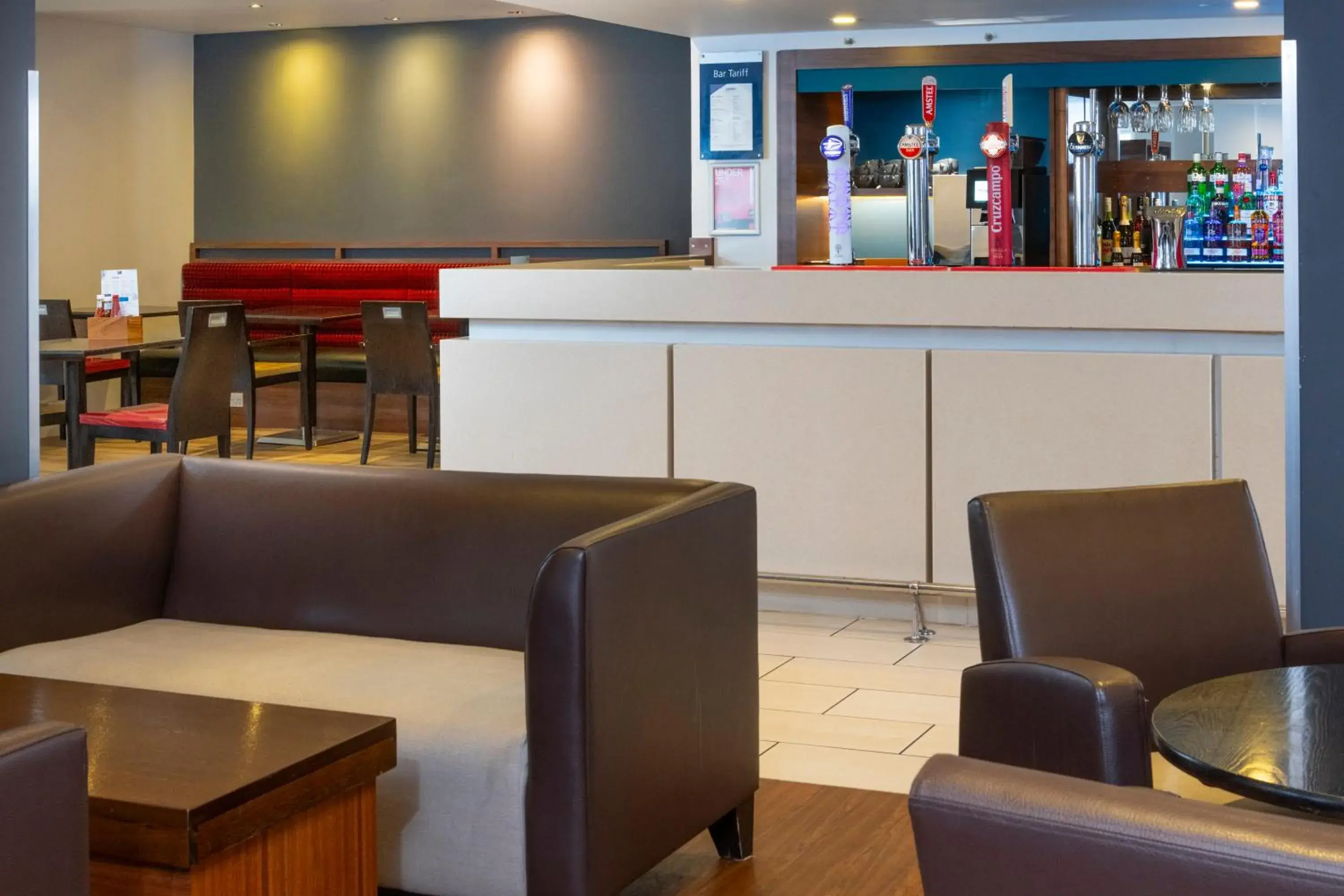 Lounge or bar in Holiday Inn Express Warwick - Stratford-upon-Avon by IHG Lounge or bar in Holiday Inn Express Warwick - Stratford-upon-Avon by IHG