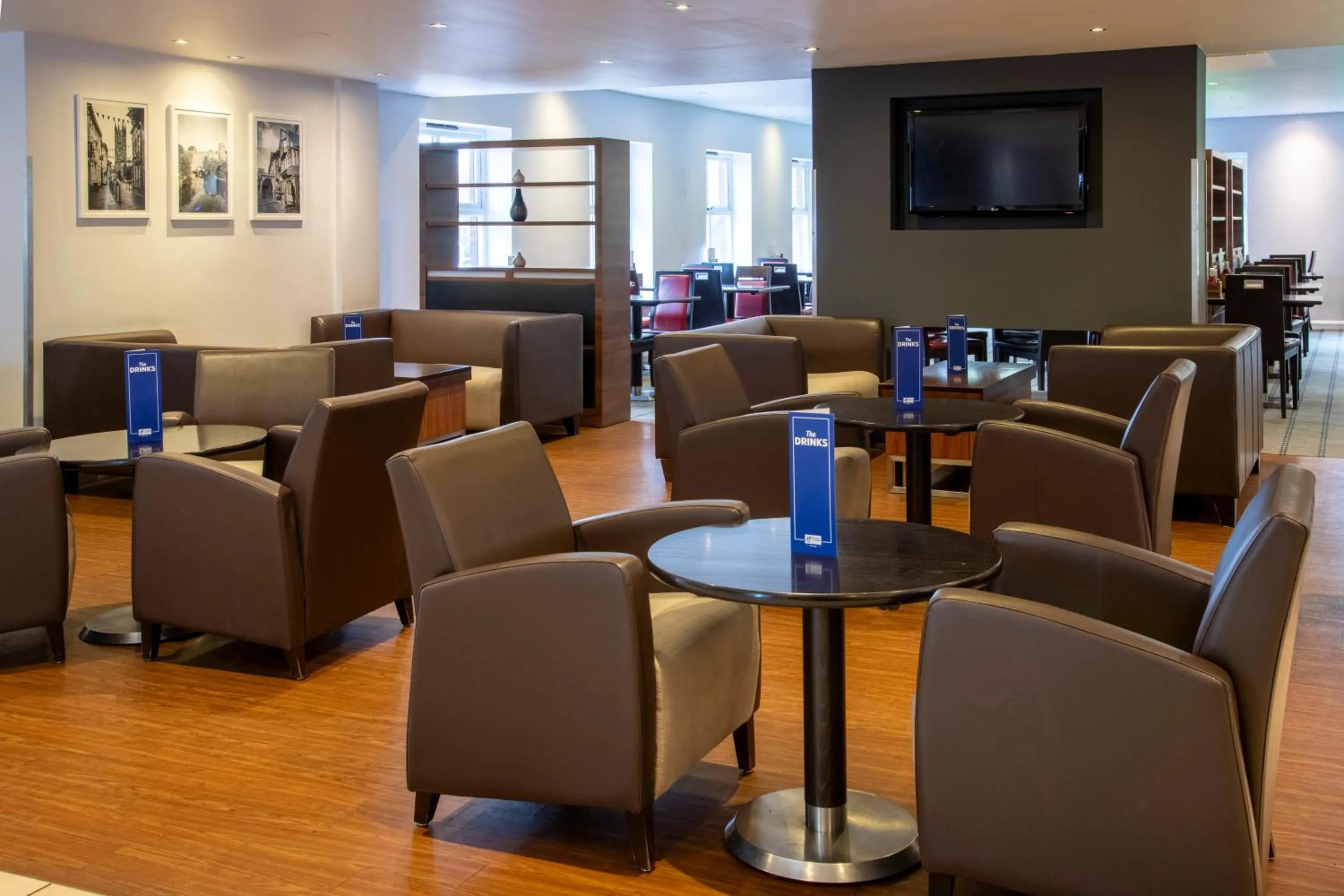 Lobby or reception in Holiday Inn Express Warwick - Stratford-upon-Avon by IHG