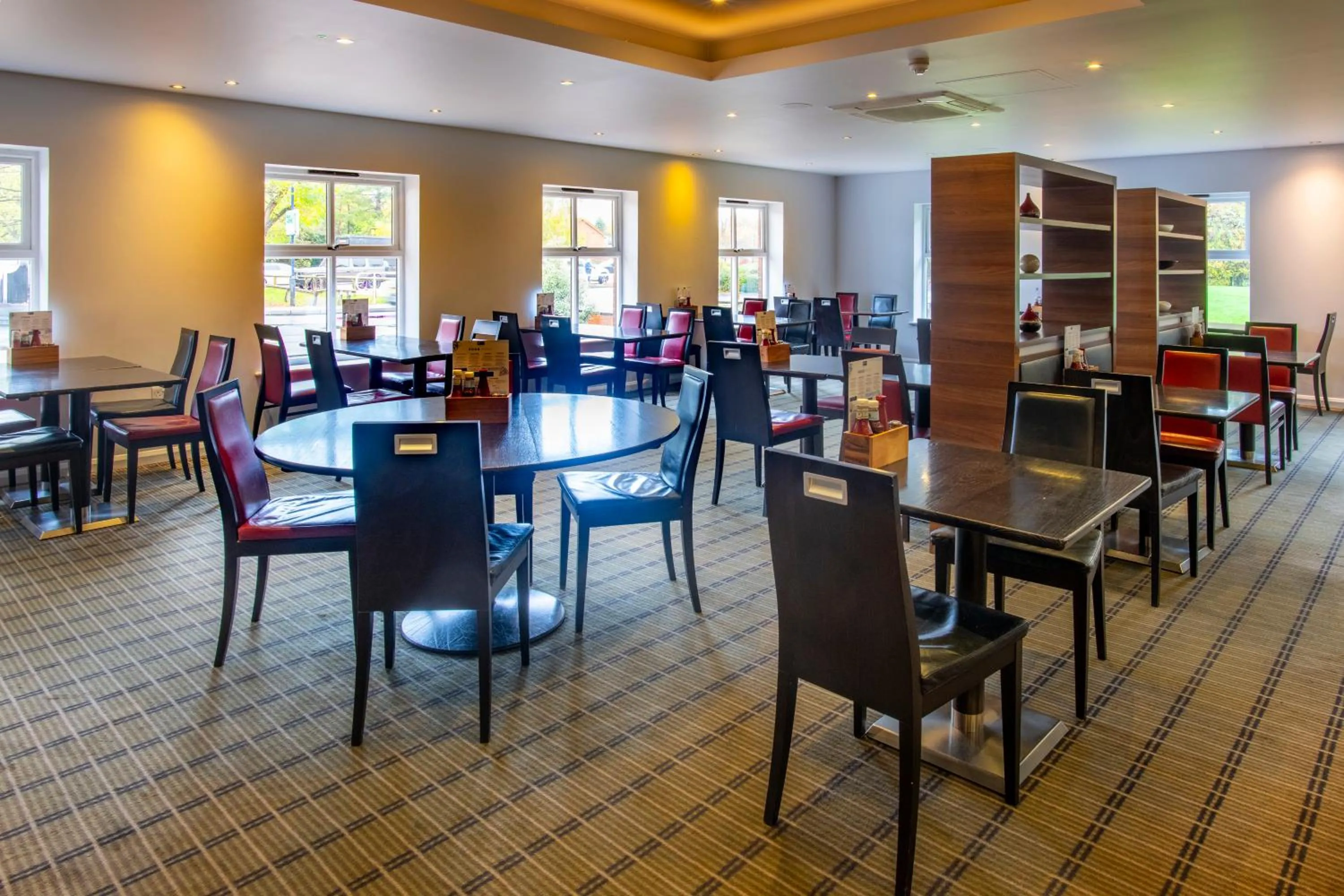 Restaurant/places to eat in Holiday Inn Express Warwick - Stratford-upon-Avon by IHG