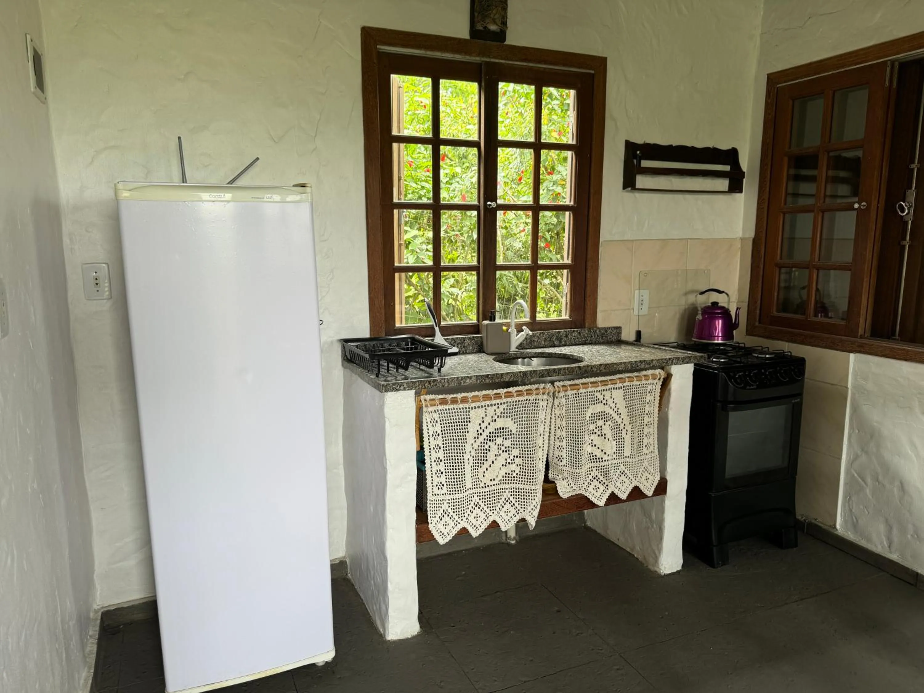 Kitchen or kitchenette in Pousada Casa Morango - Praia do Rosa - SC
