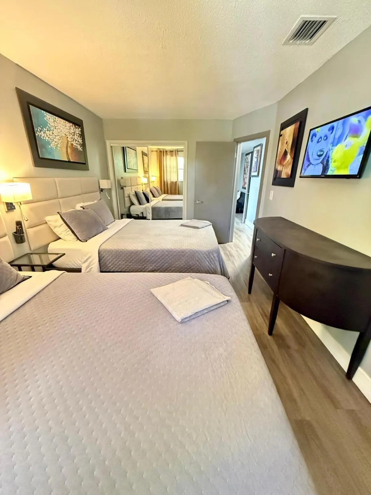 Bed in Sheridan Suites Apartments