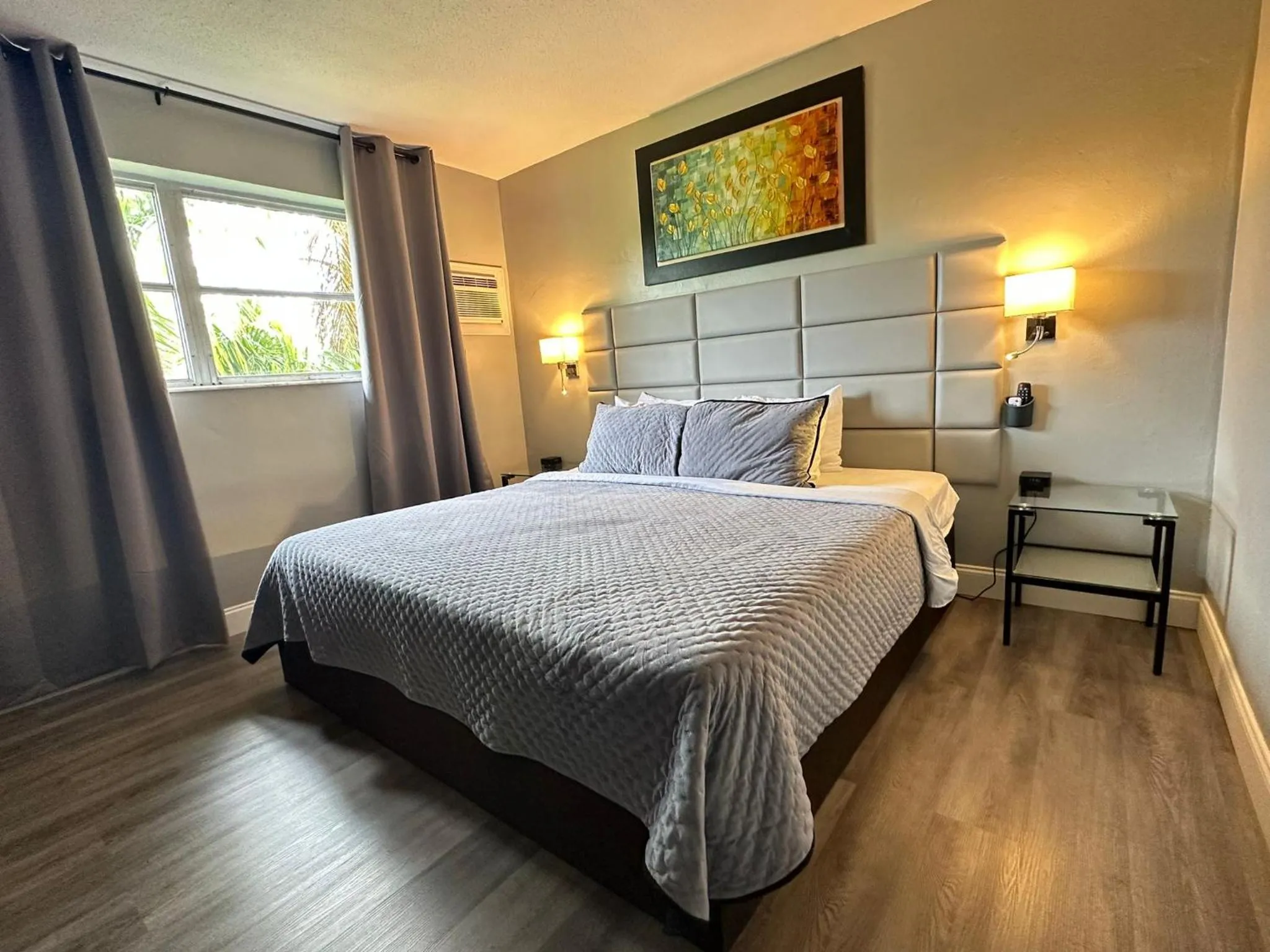 TV and multimedia, Bed in Sheridan Suites Apartments