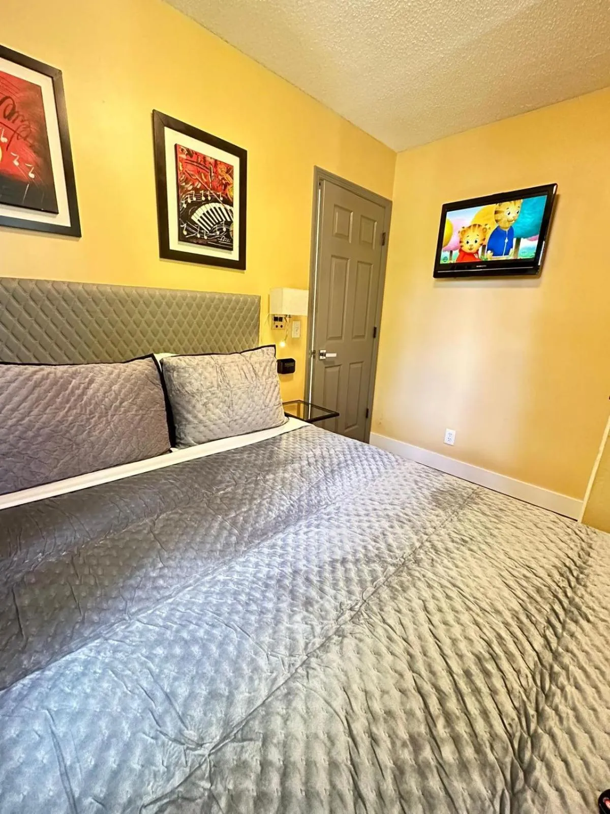 Bed in Sheridan Suites Apartments