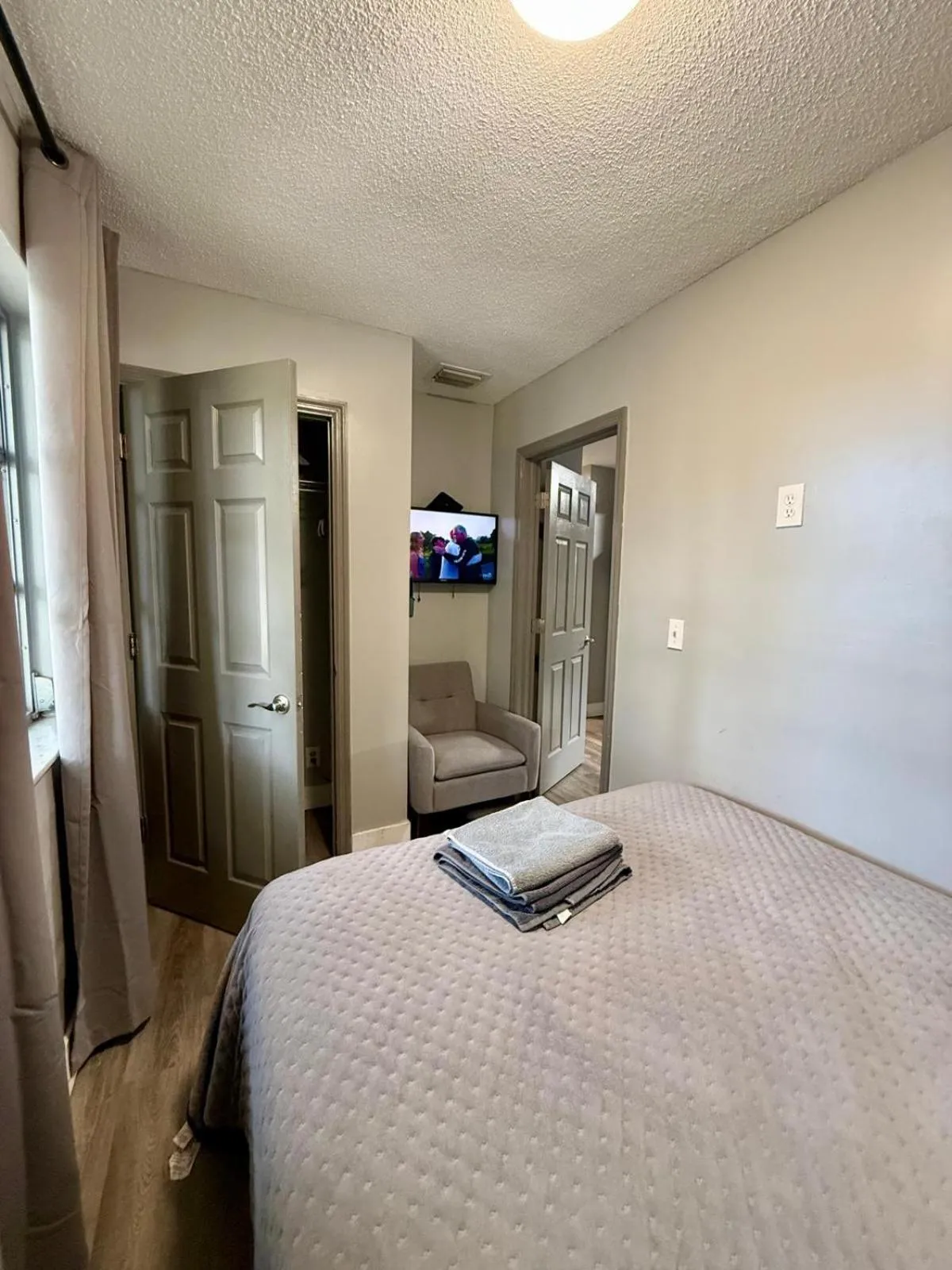 Bed in Sheridan Suites Apartments