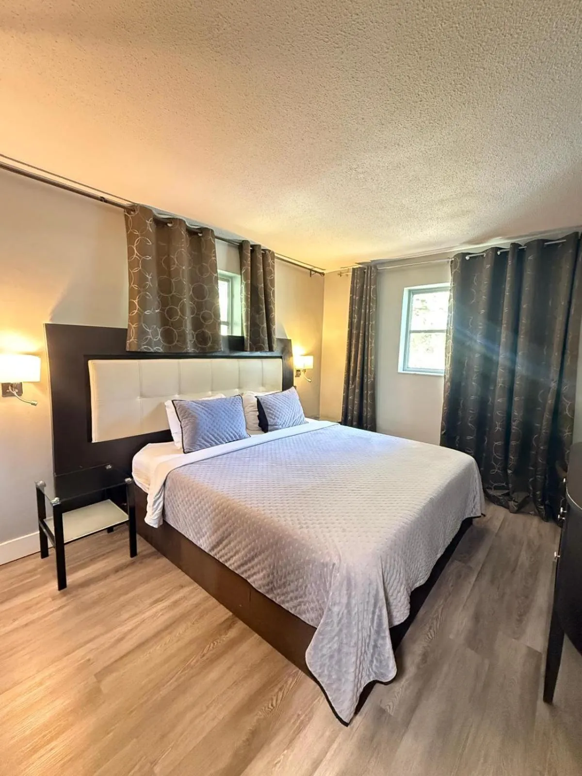 Bed in Sheridan Suites Apartments