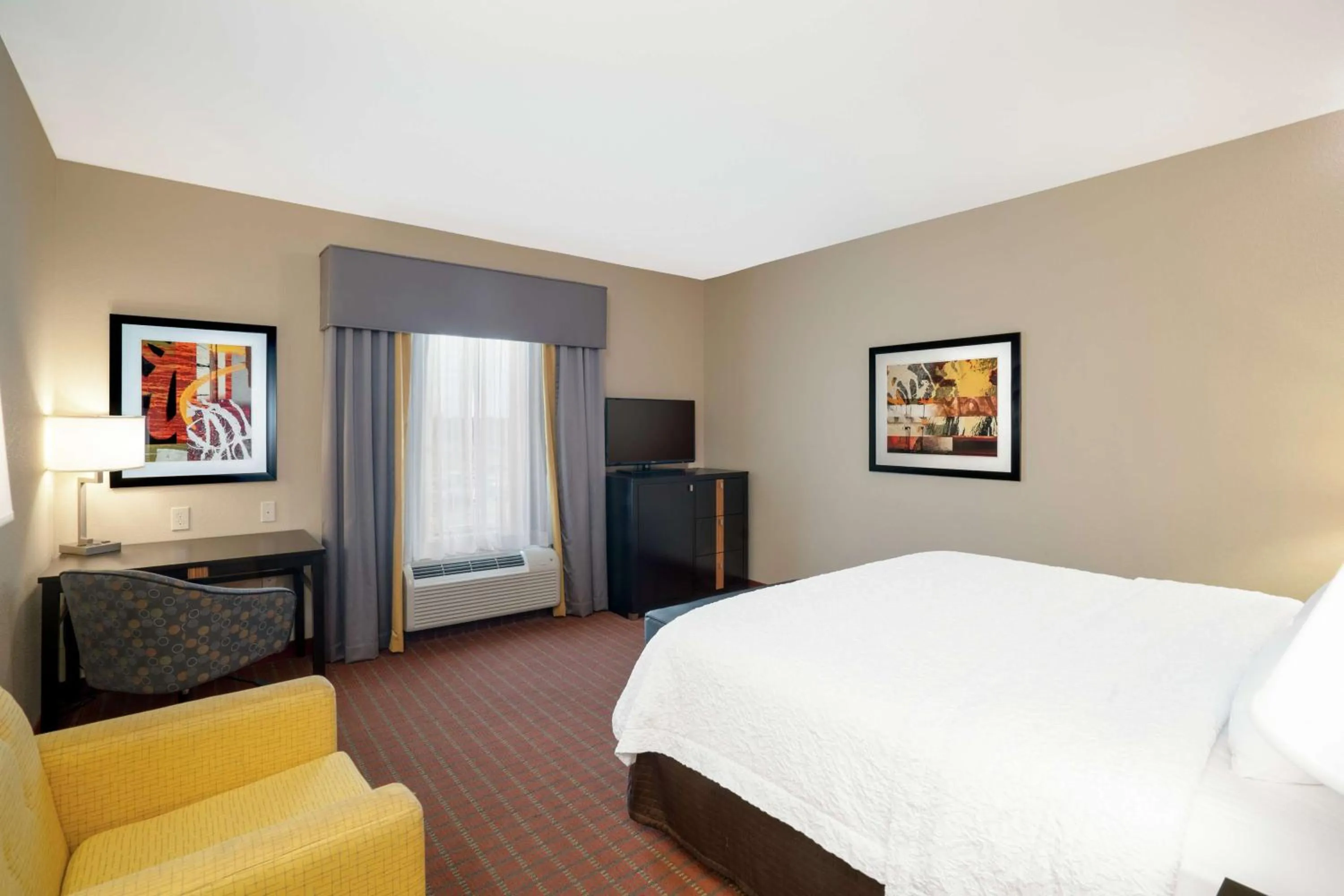 Bedroom, Bed in Hampton Inn Marion